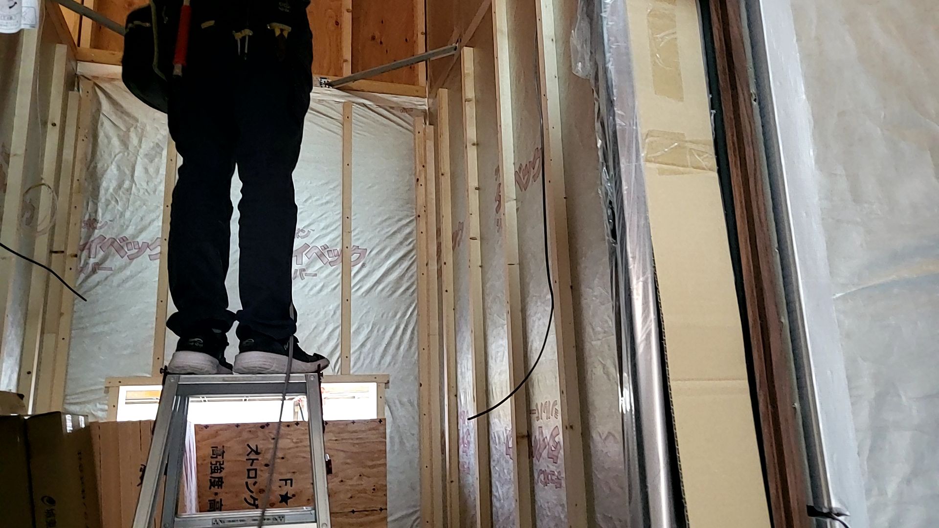 図面・仕様を確認しながら、安全に作業を進めております。