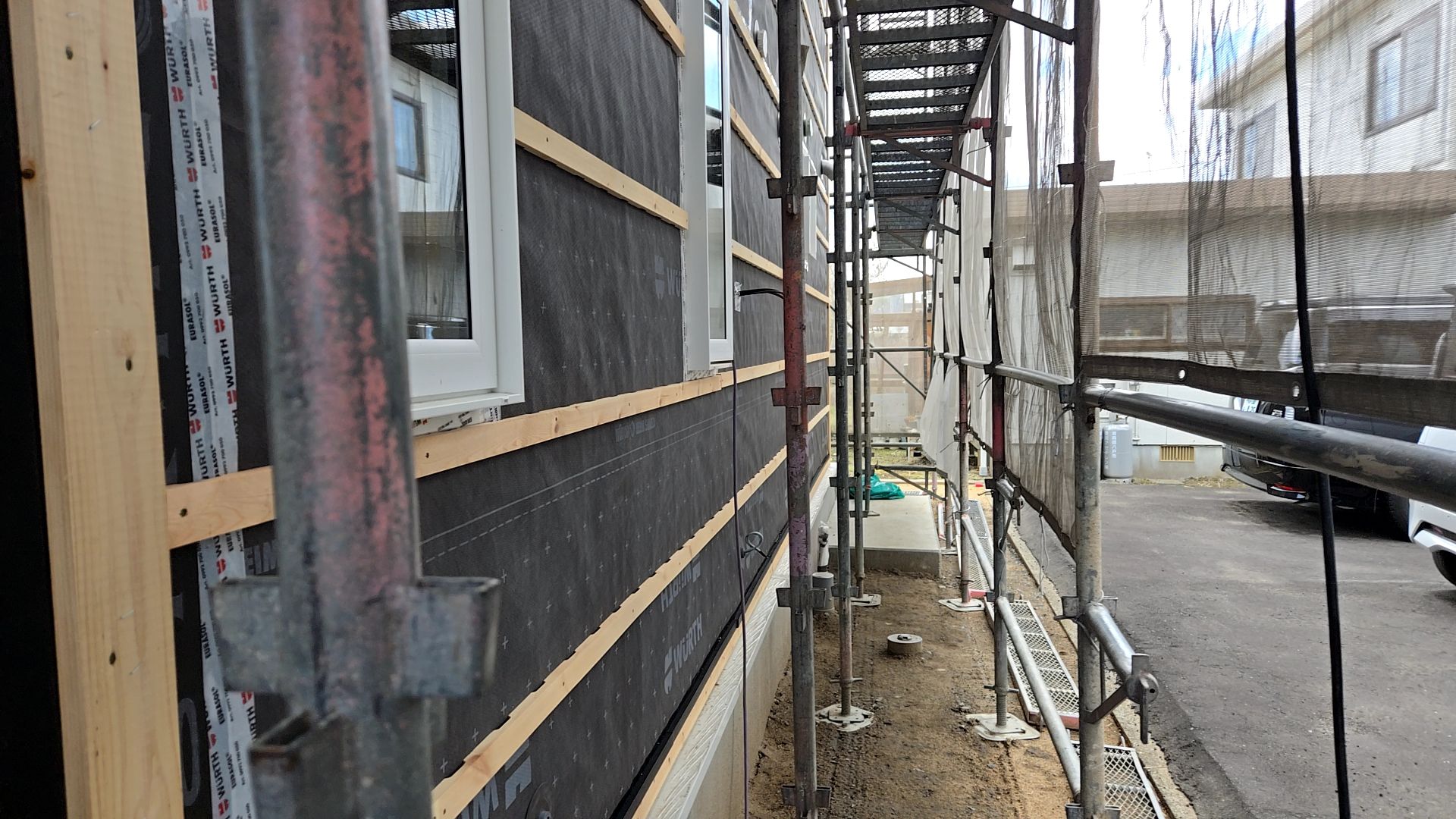 図面を確認しながら、安全に作業を進めております。