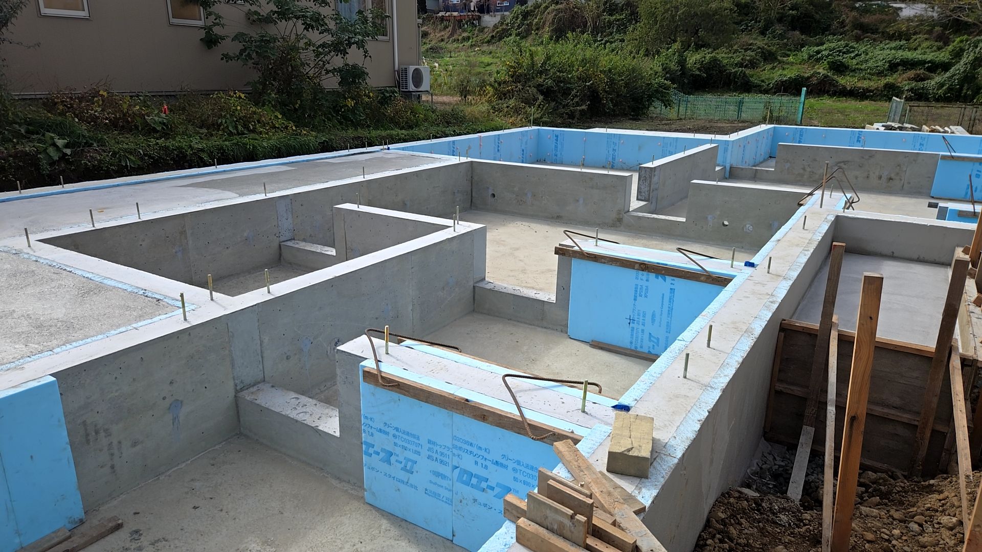 枠からコンクリートがはみ出していないかきちんと確認をしております。