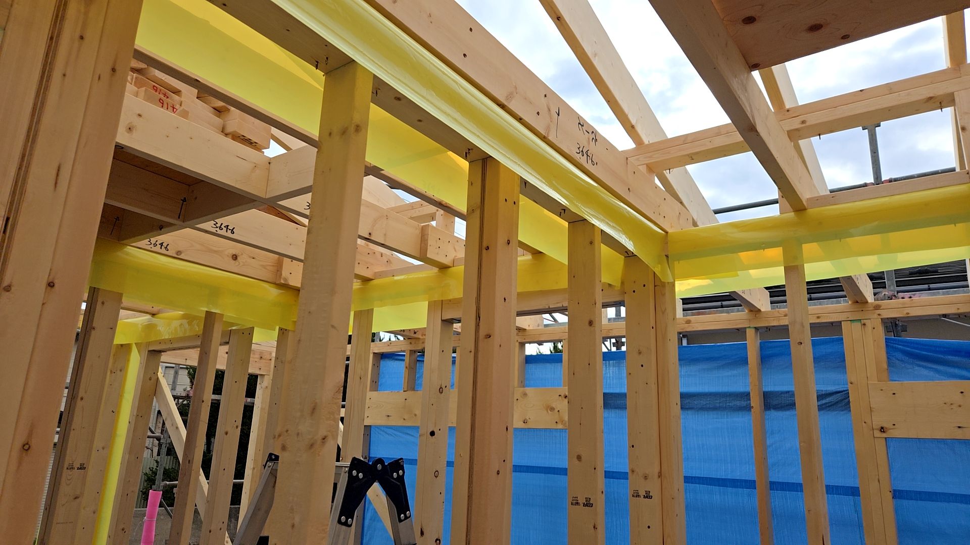 気密性を連続させる黄色い先張りシートが、丁寧に貼られた様子です。