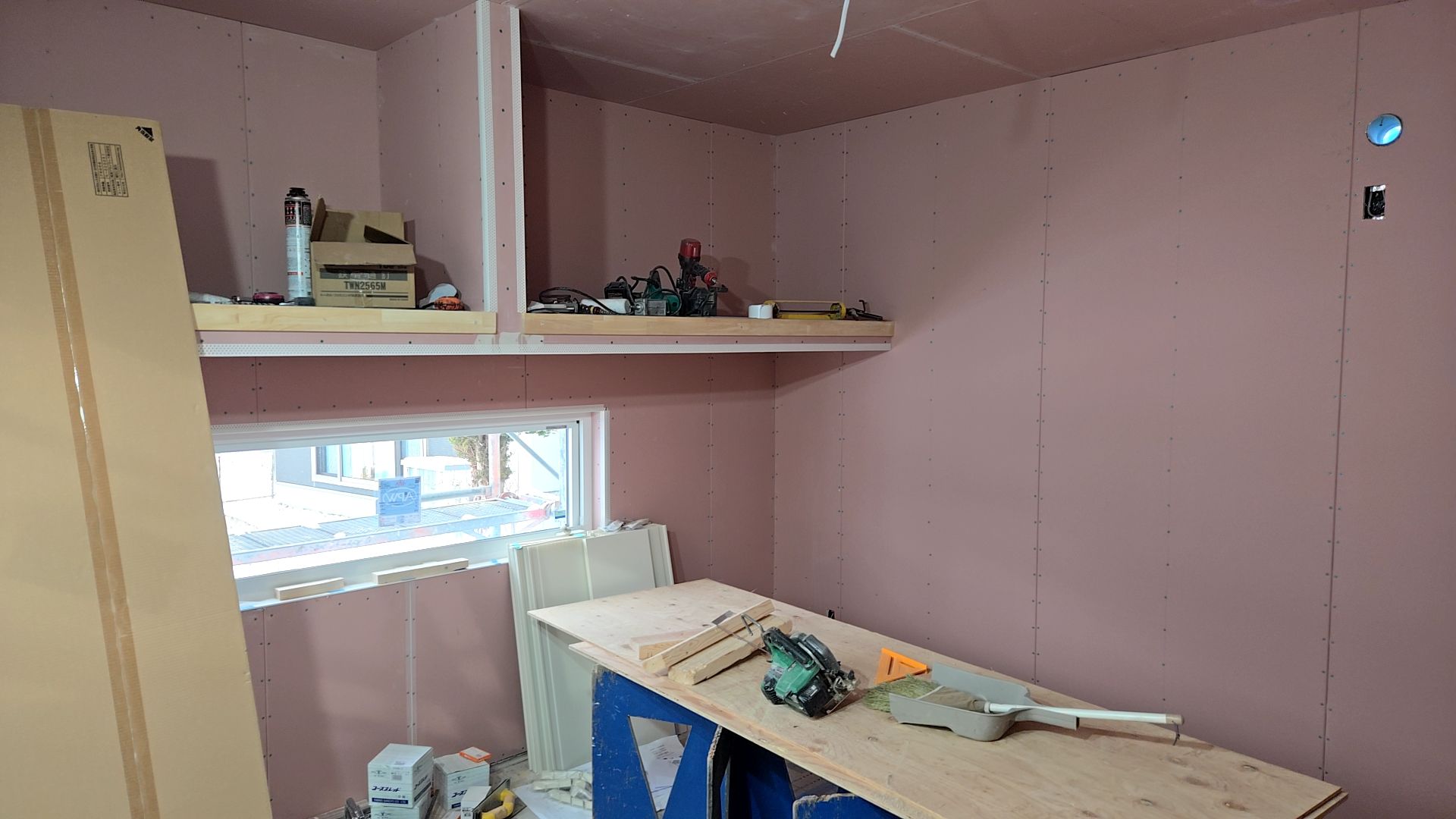 建築による収納部分の造作工事の様子です。図面を確認しながら、取り付け位置など正確に施工しています。