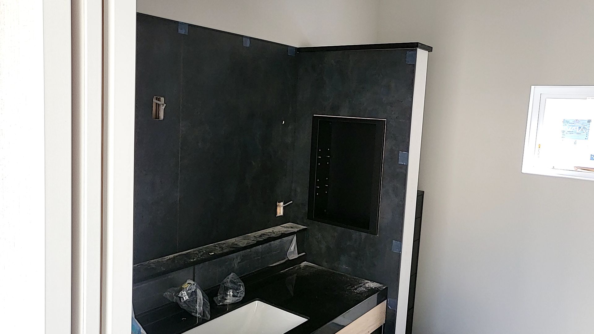 家具の取付が行われております。