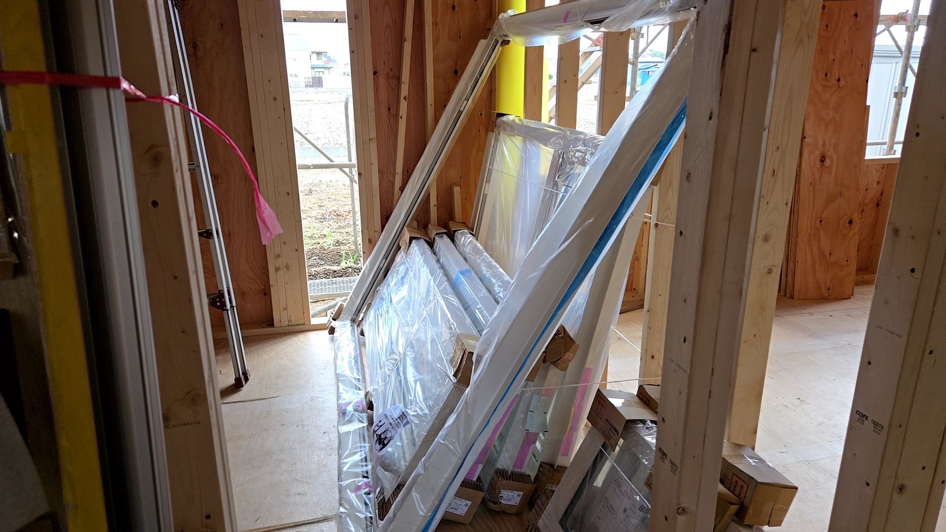 本日、サッシが搬入されました。