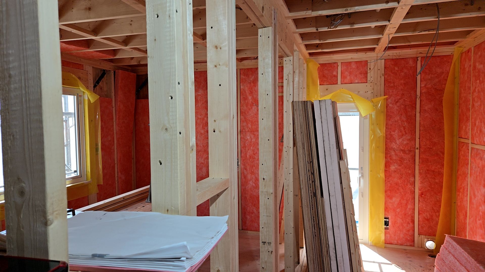 建築による断熱材の充填の様子です。