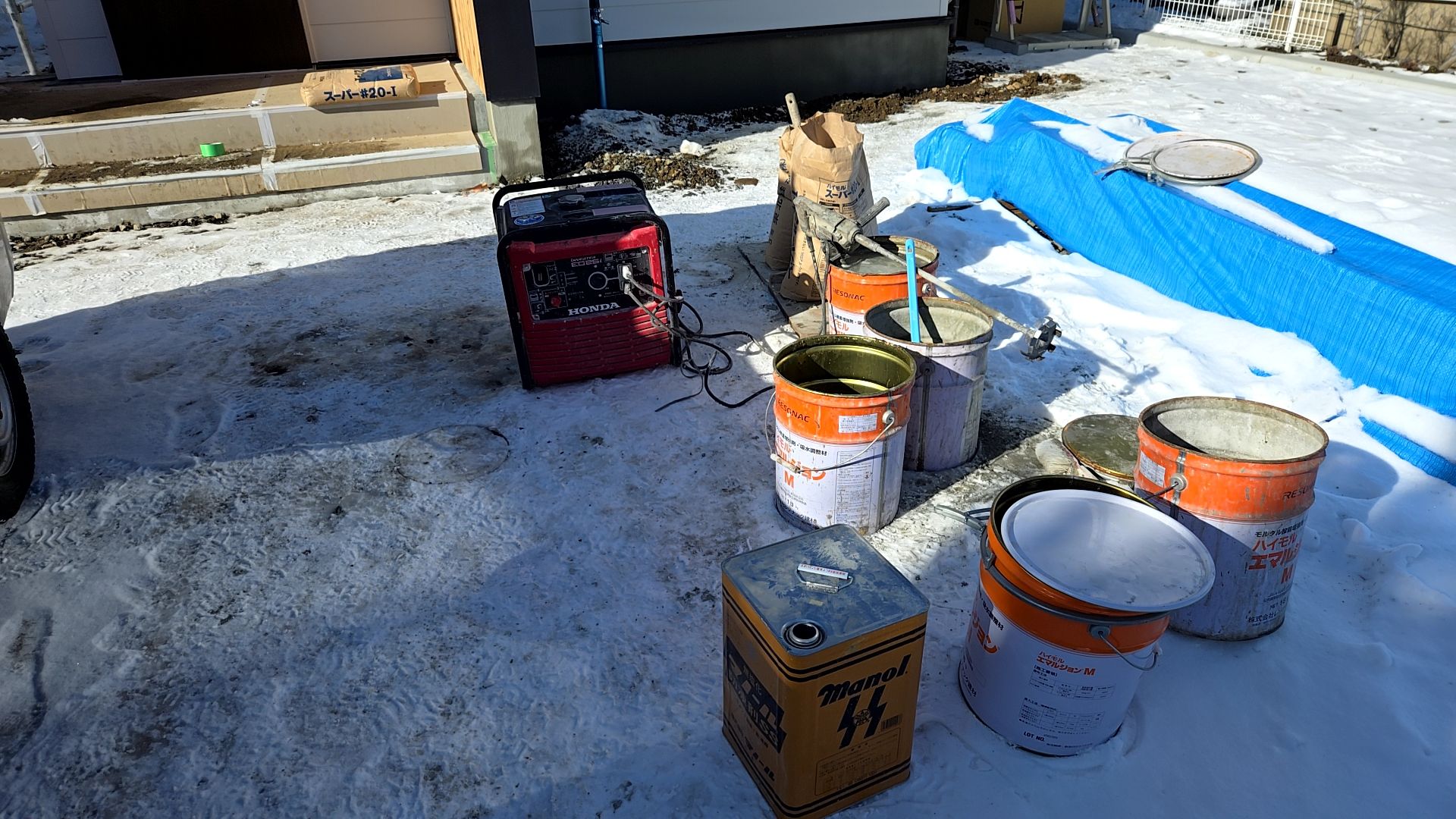 塗った後のモルタルが凍らないよう防凍剤を混ぜ、作業を進めております。