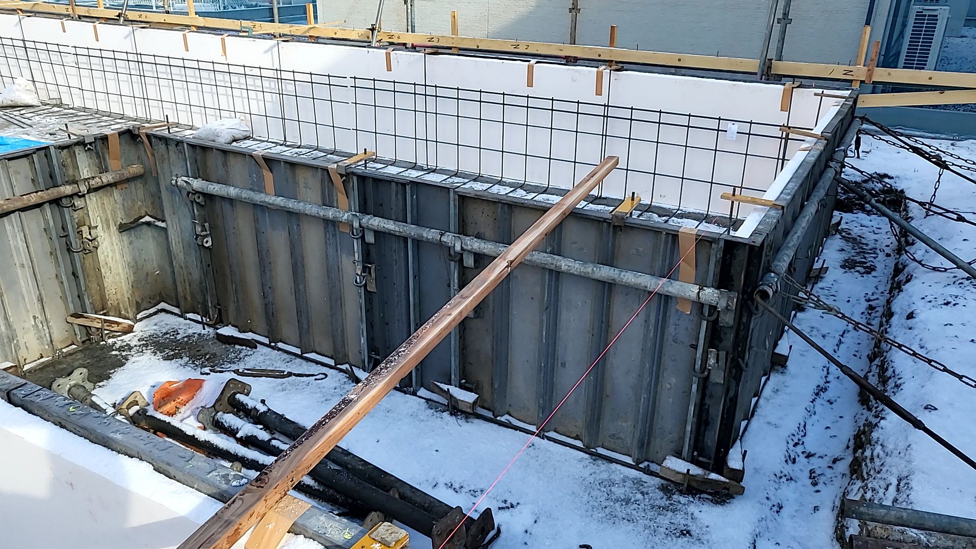 基礎の通り芯を確認しながら、配置していきます。