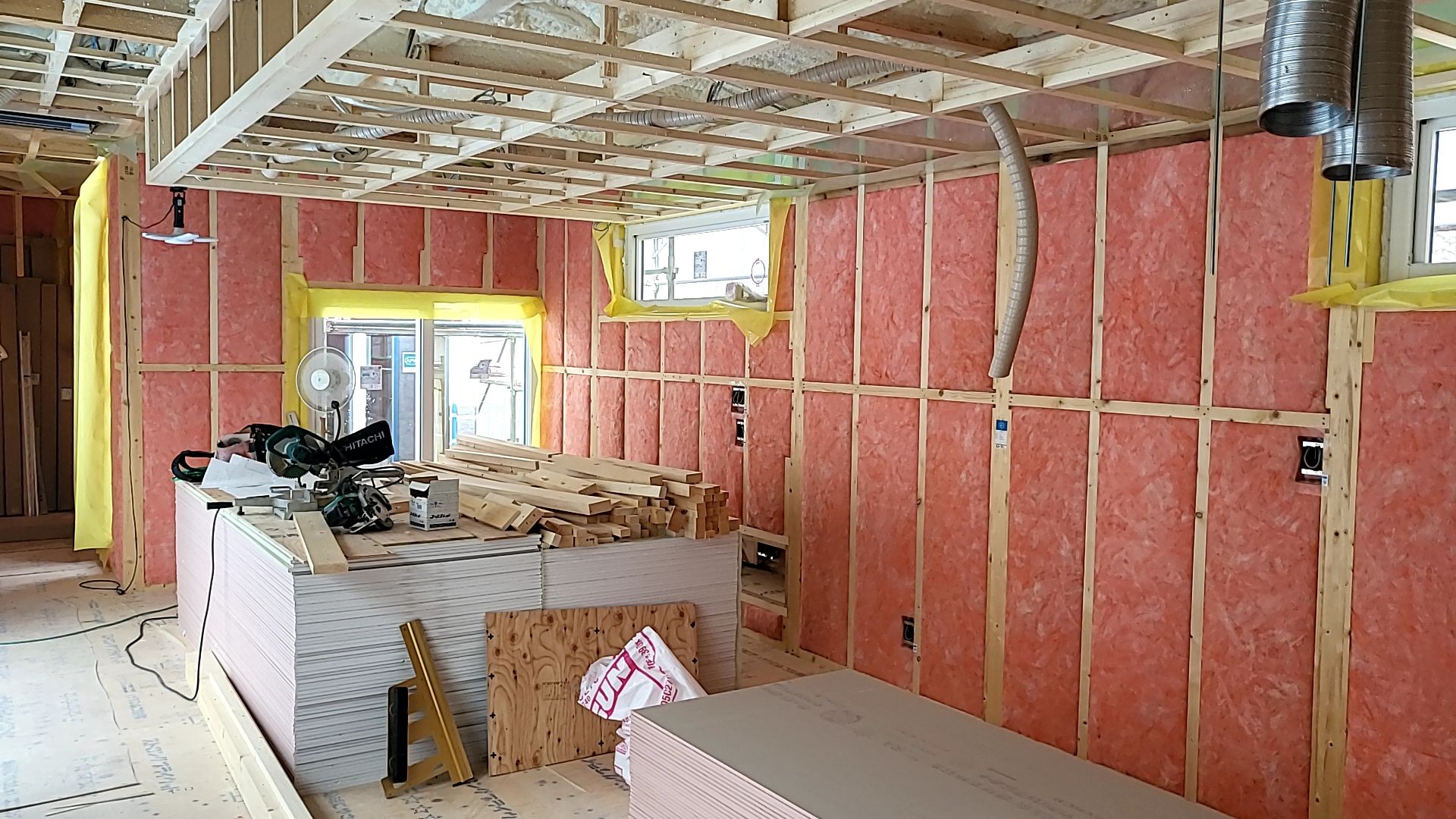 隙間のないよう丁寧に作業を行っております。