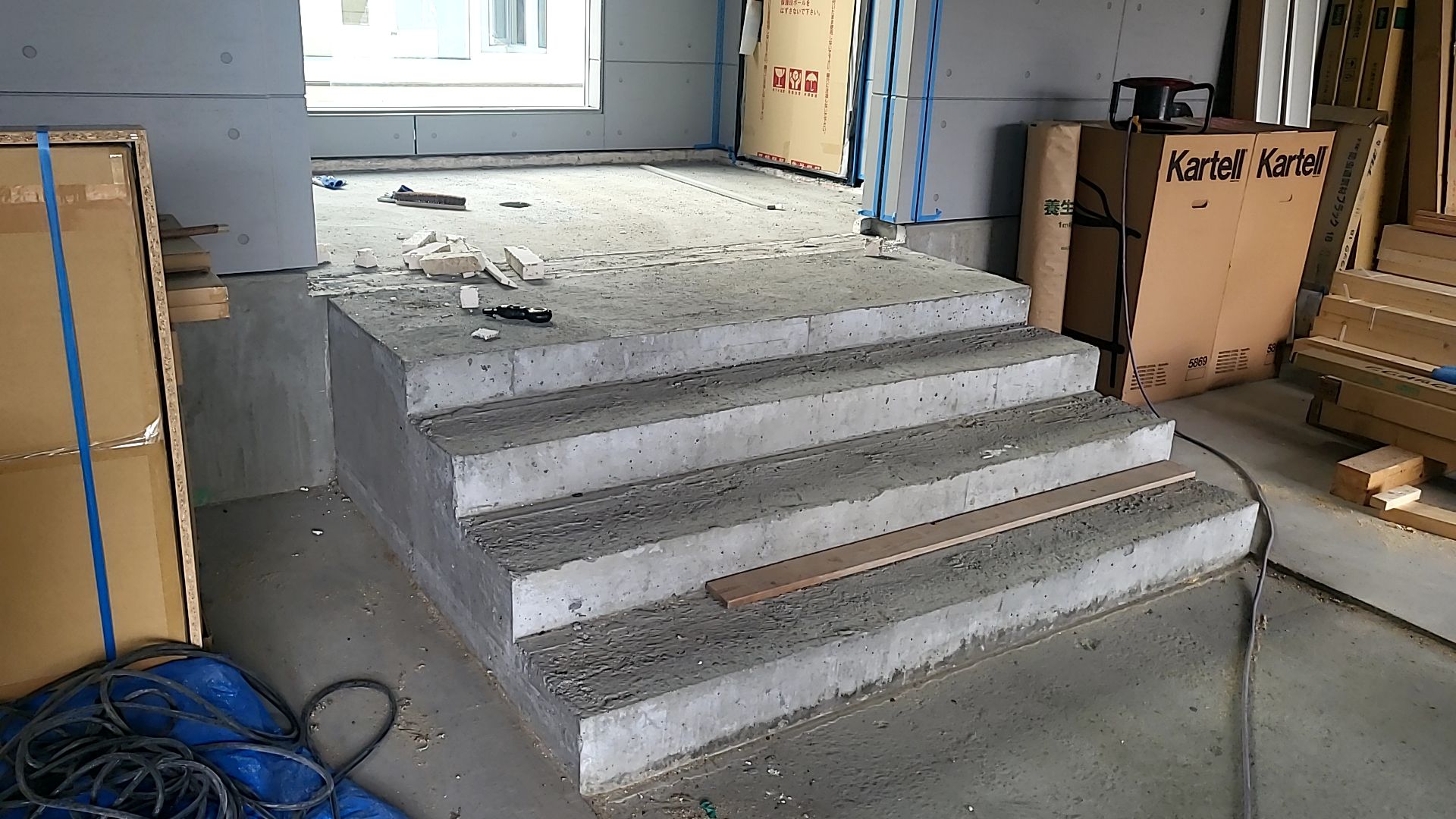 ポーチ・アプローチ部分のモルタル塗りが行われている様子です。