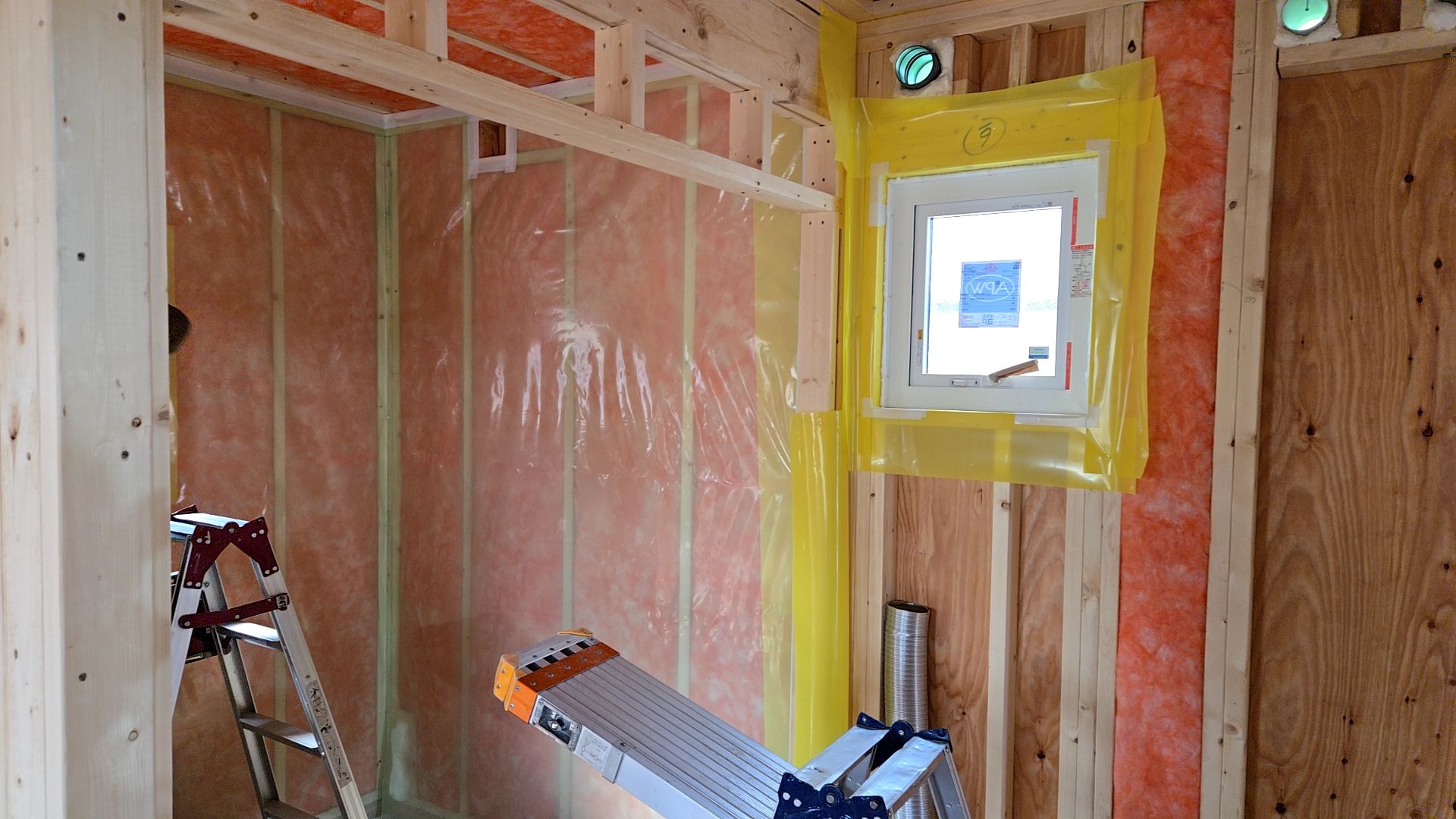 隙間がないよう断熱材を丁寧に充填しています。