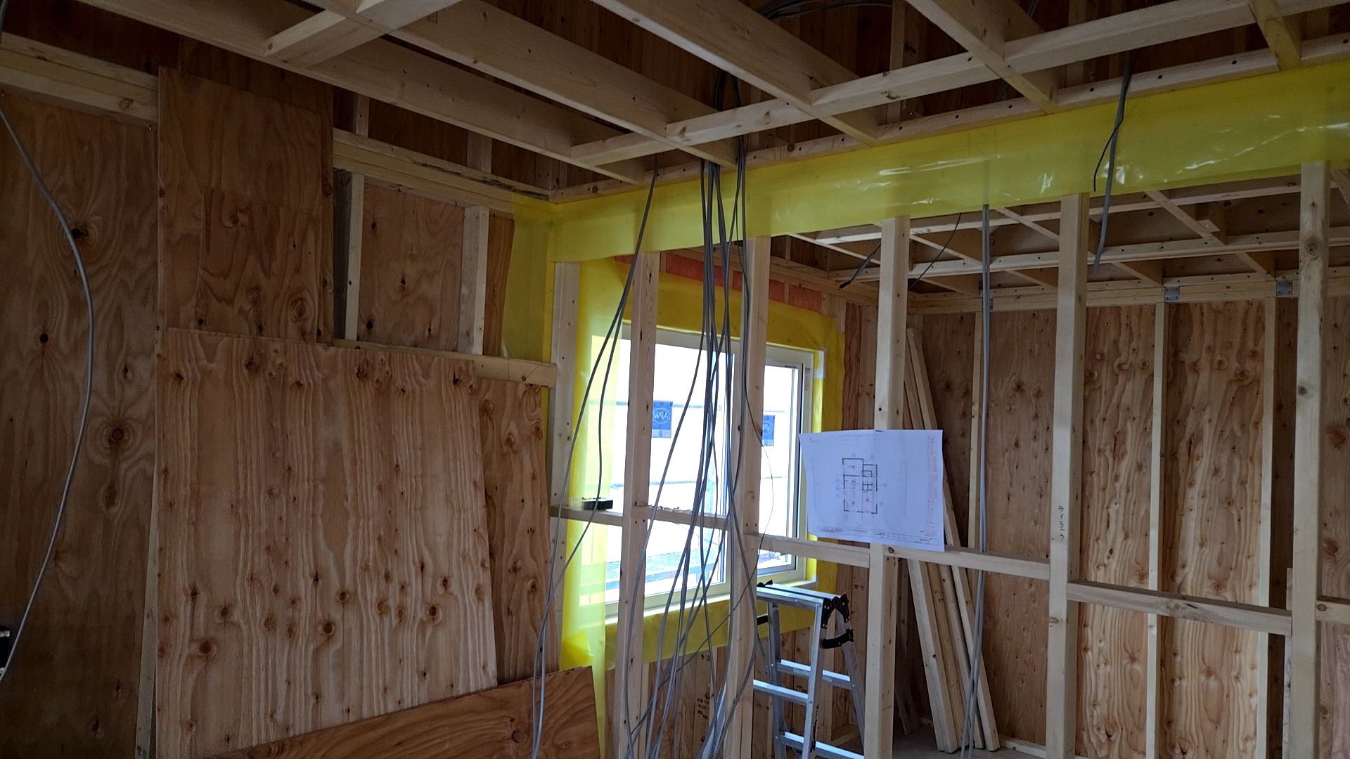 図面・仕様を確認し、間違いのないよう配線工事を進めております。