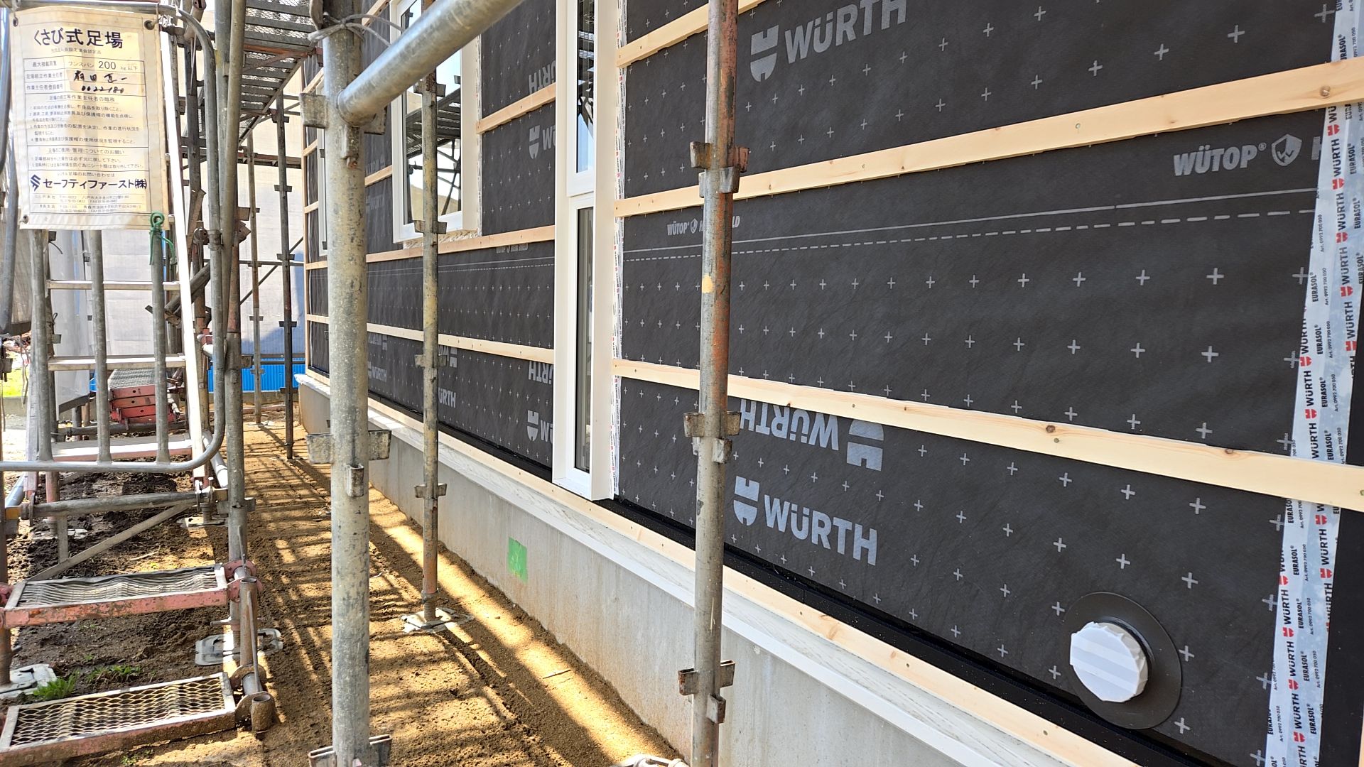 通気胴縁が施工されている様子です。