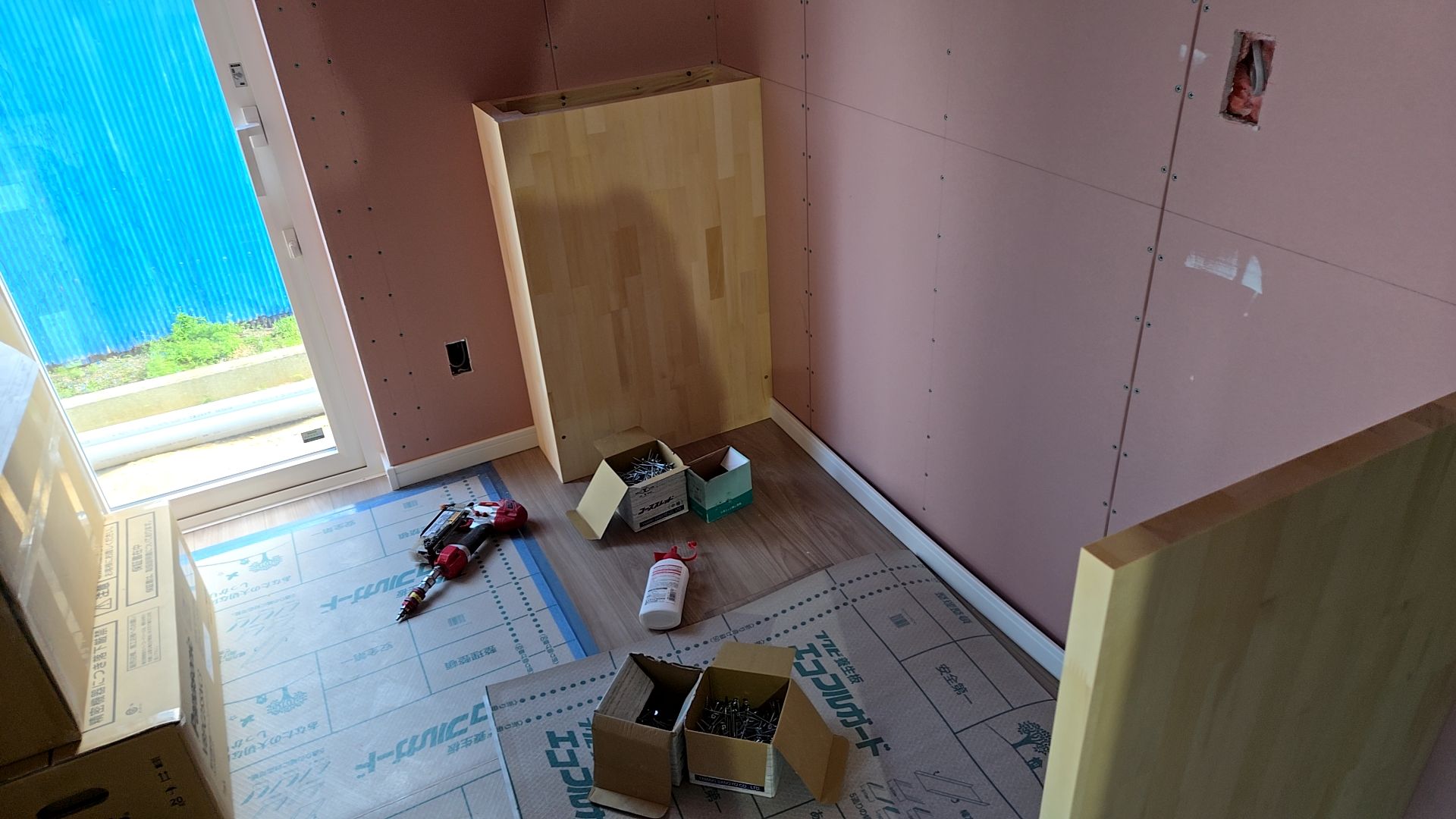 カウンターの造作工事が行われている様子です。