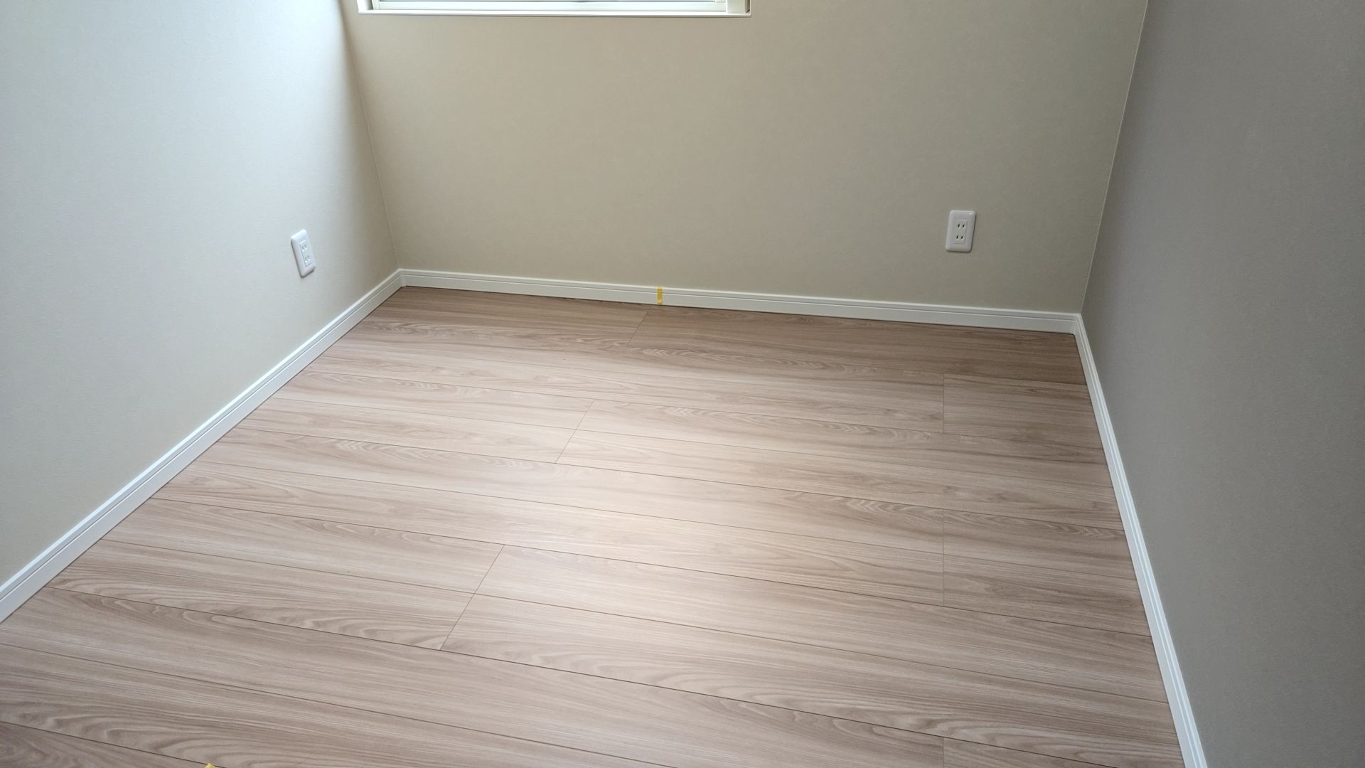 巾木のキズの補修を行っています。