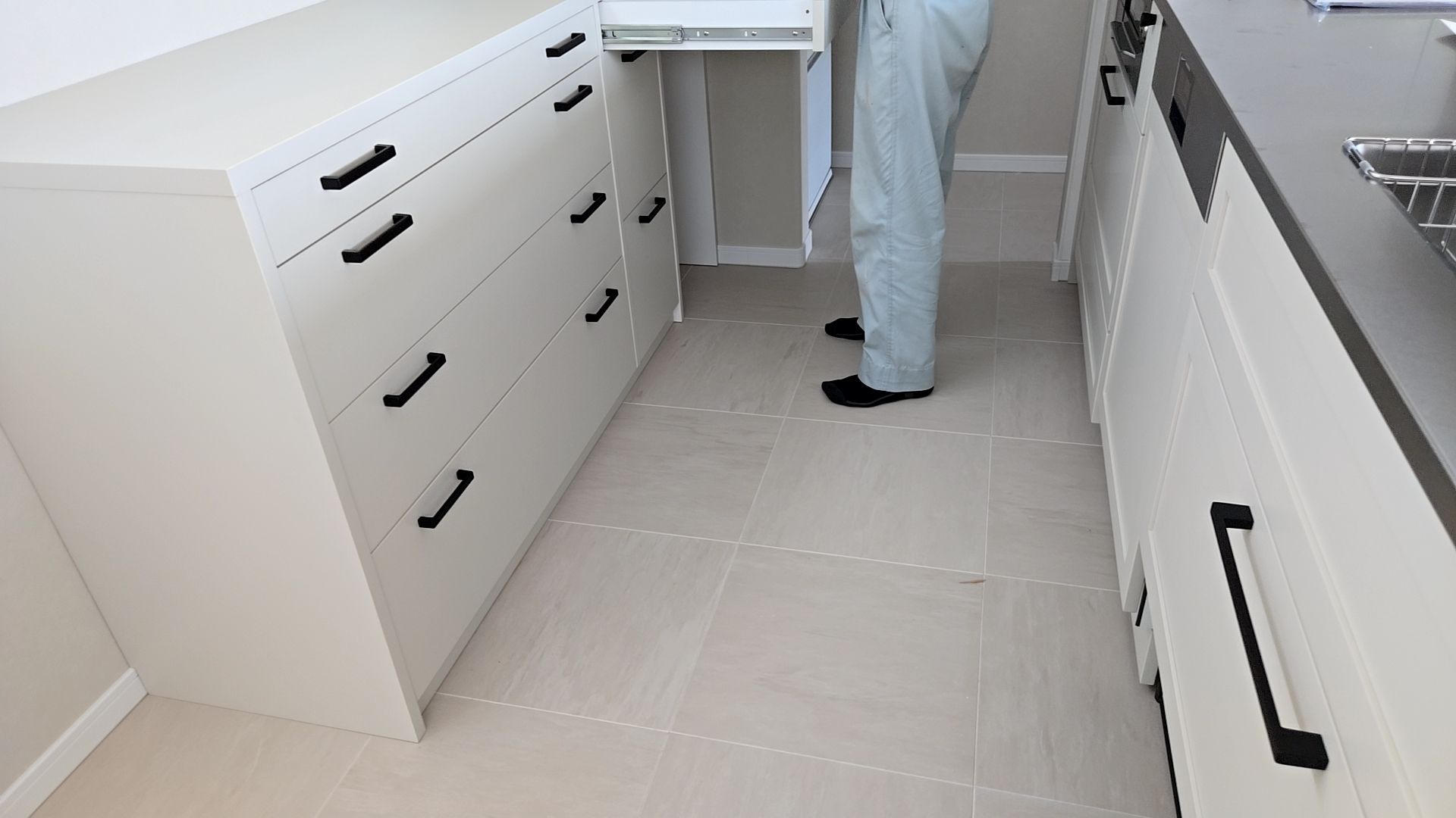 壁などキズを付けないよう、慎重に取り付けを行っております。