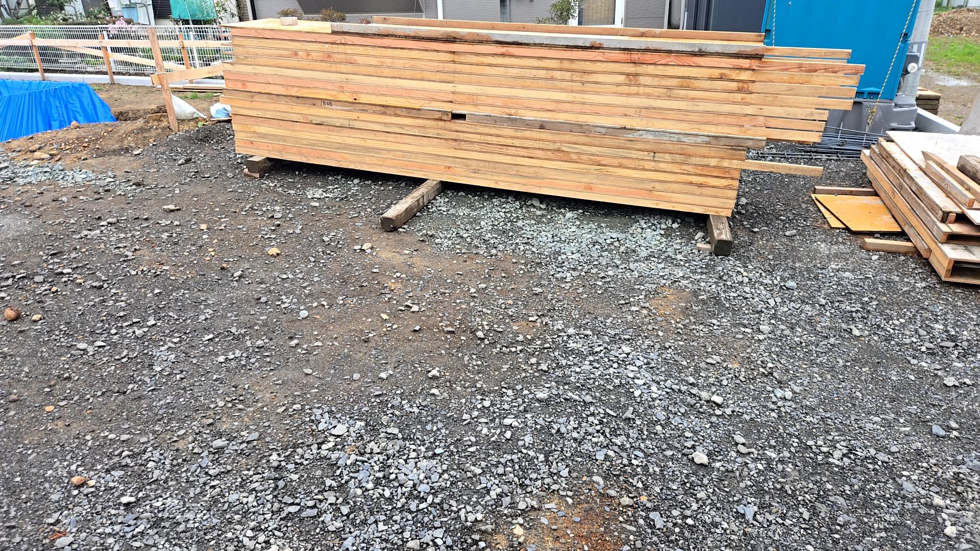 基礎の型枠が搬入されました。