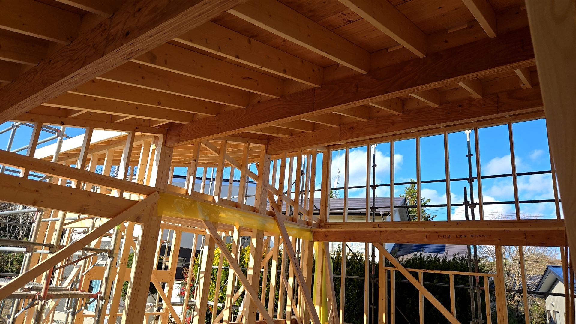 屋根施工は高所作業になるため、引き続き安全対策に十分気を付け、事故やケガのないよう作業を行っています。