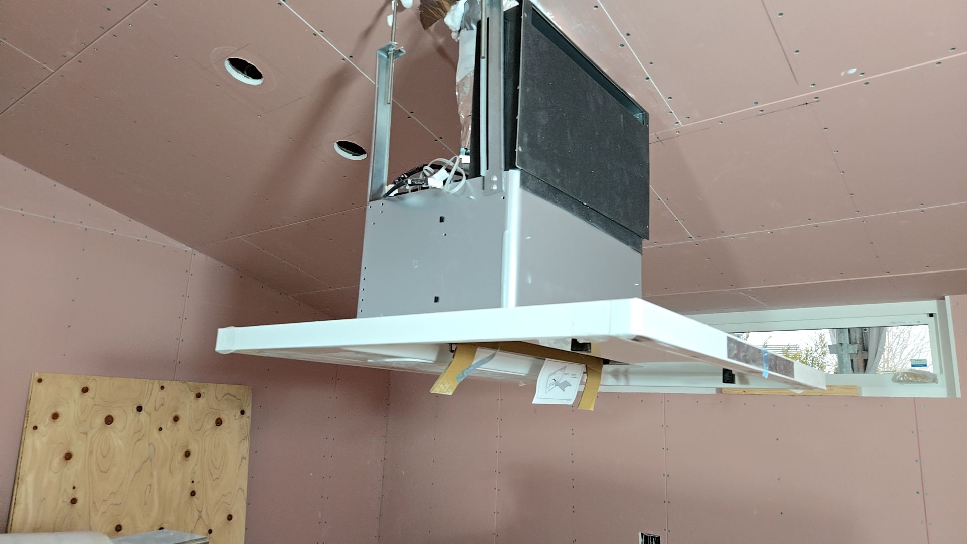 レンジフードの取り付けを行っている様子です。キズや汚れを付けないよう丁寧に作業を進めております。