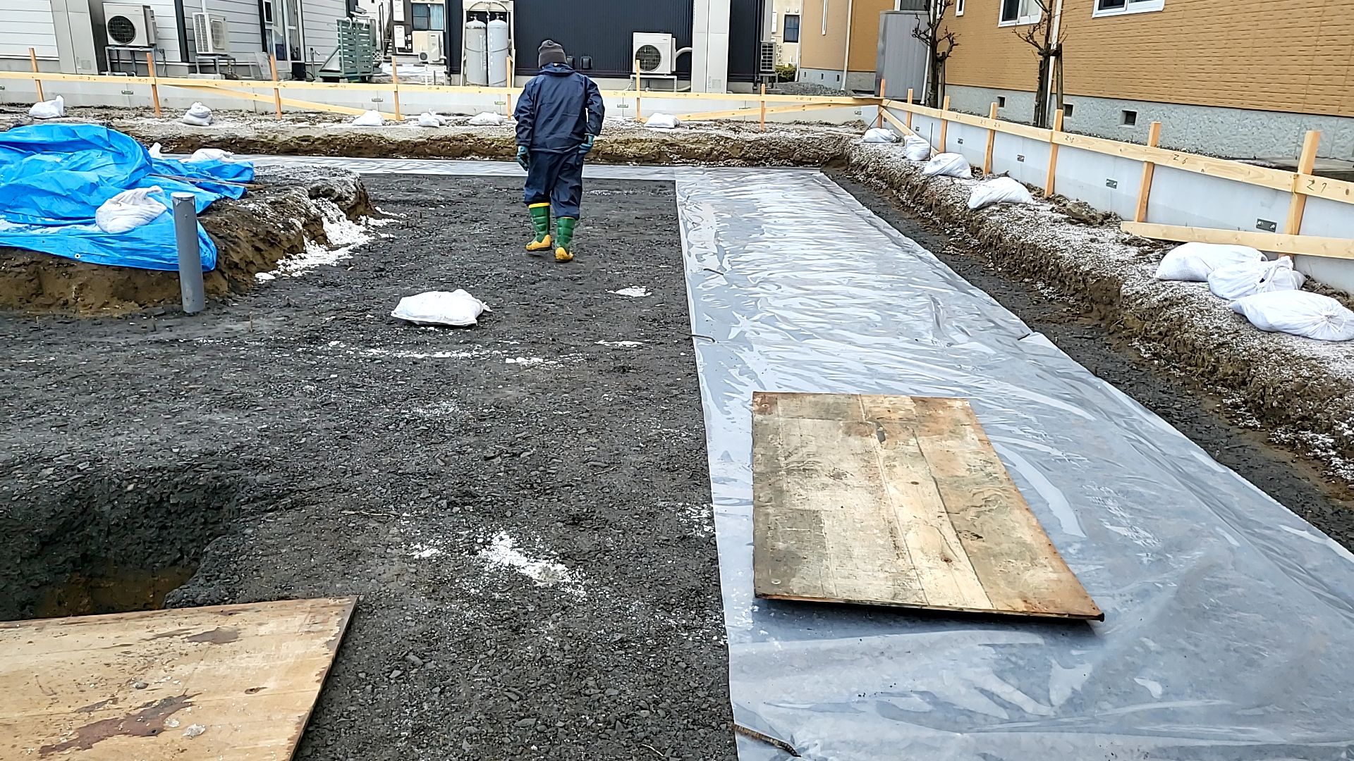 捨てコン下の防湿ビニールシートの施工が行われております。