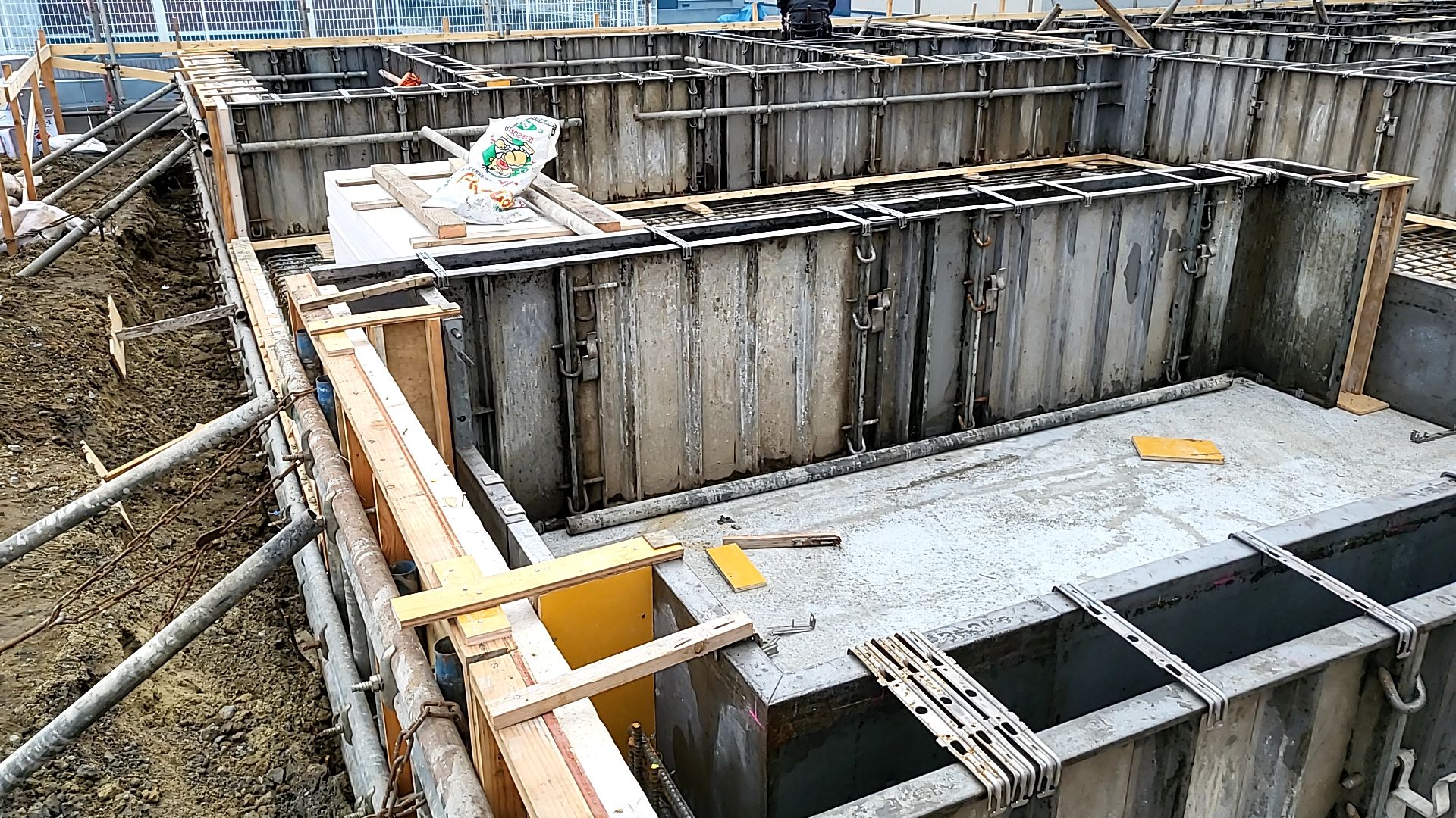 図面を確認しながら、枠を設置していきます。