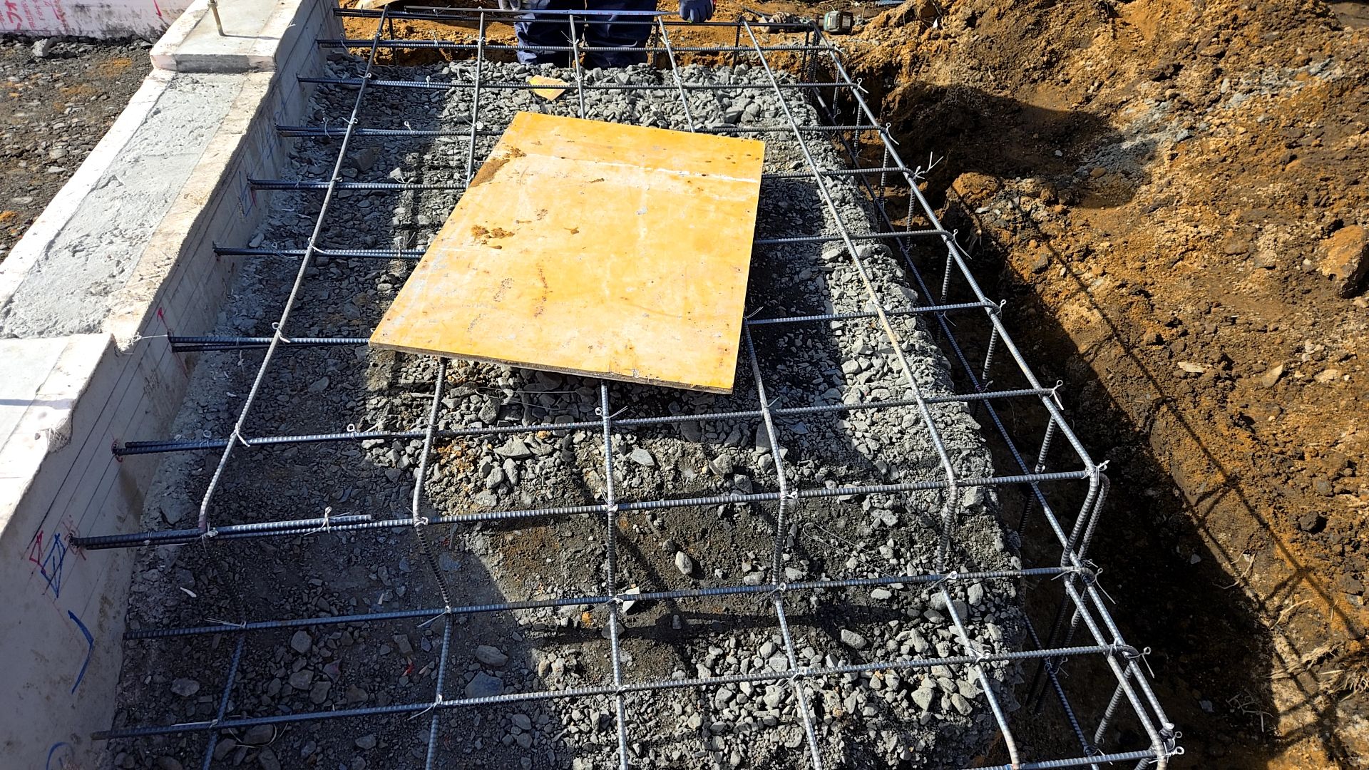 ポーチ部分の鉄筋組みが行われている様子です。鉄筋の間隔・径に注意して施工をしております。