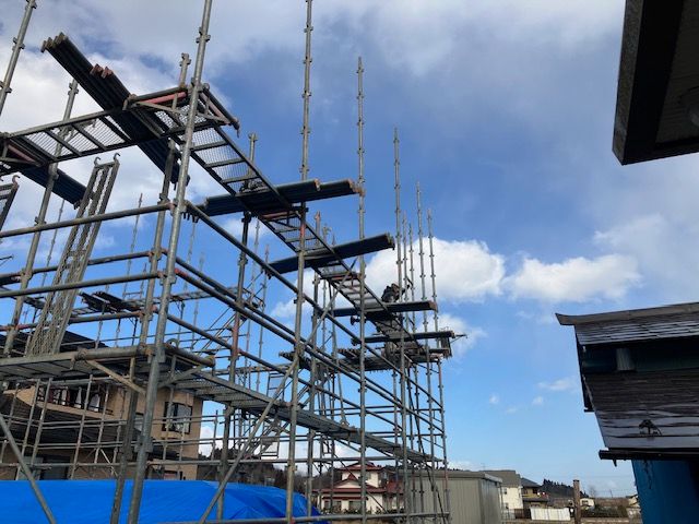 足場の設置が行われている様子です。