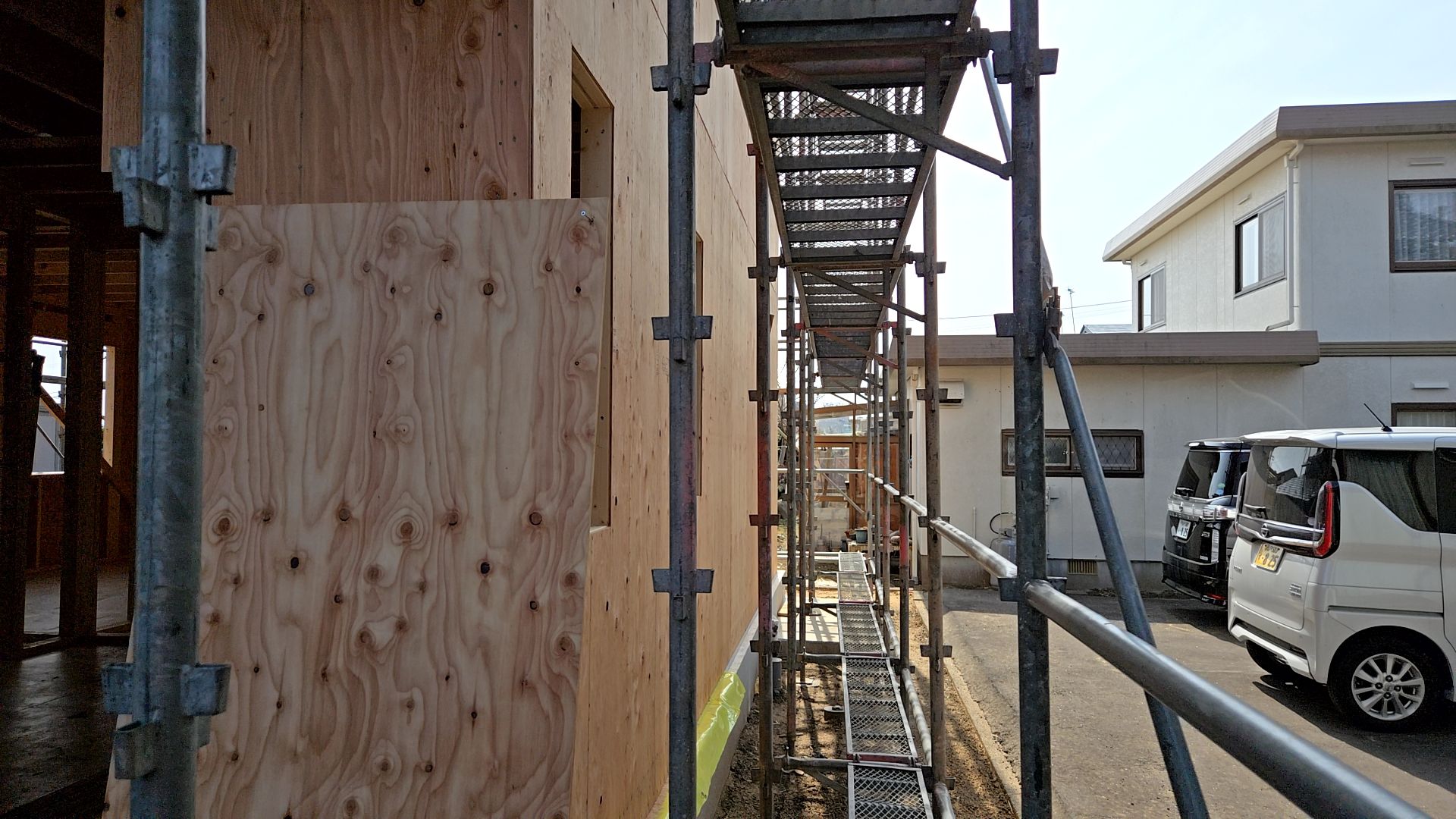 壁の合板が張られている様子です。釘の間隔に注意し、施工しております。