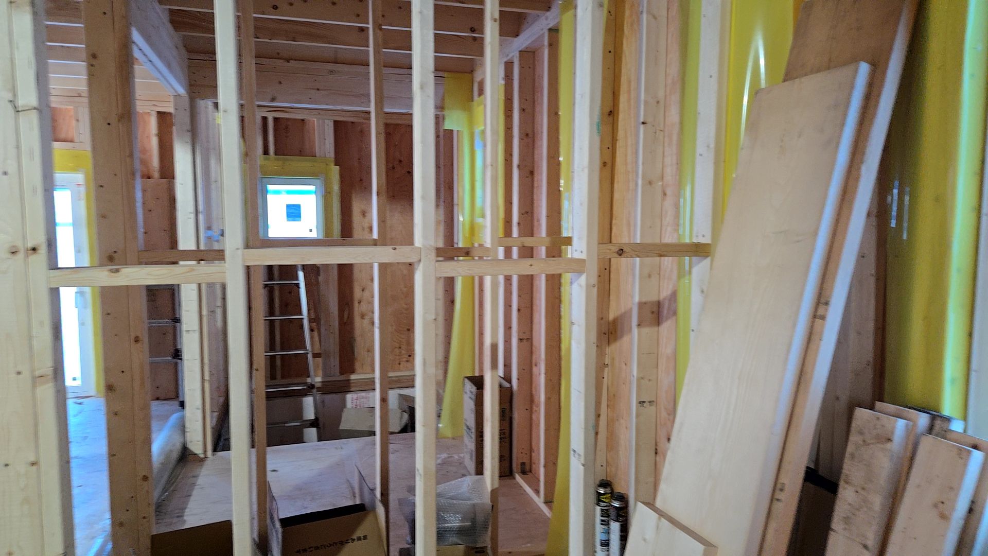 金物の取り付けが行われている様子です。図面・仕様を確認し間違いのないよう施工していきます。