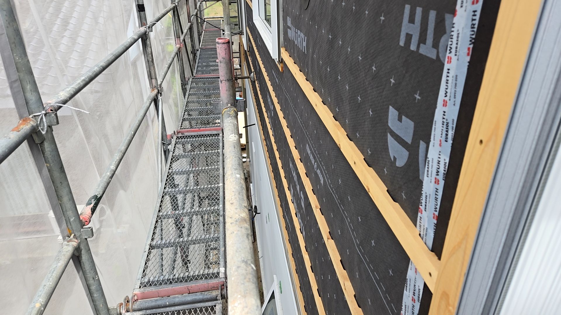 外部外壁張りが進められております。