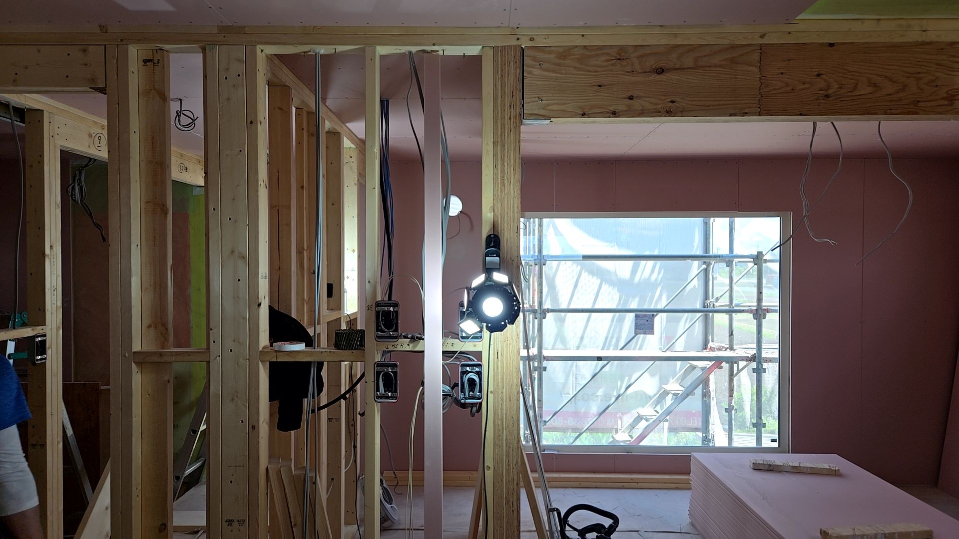 図面を確認しながら、間違いのないよう配線工事を行っております。