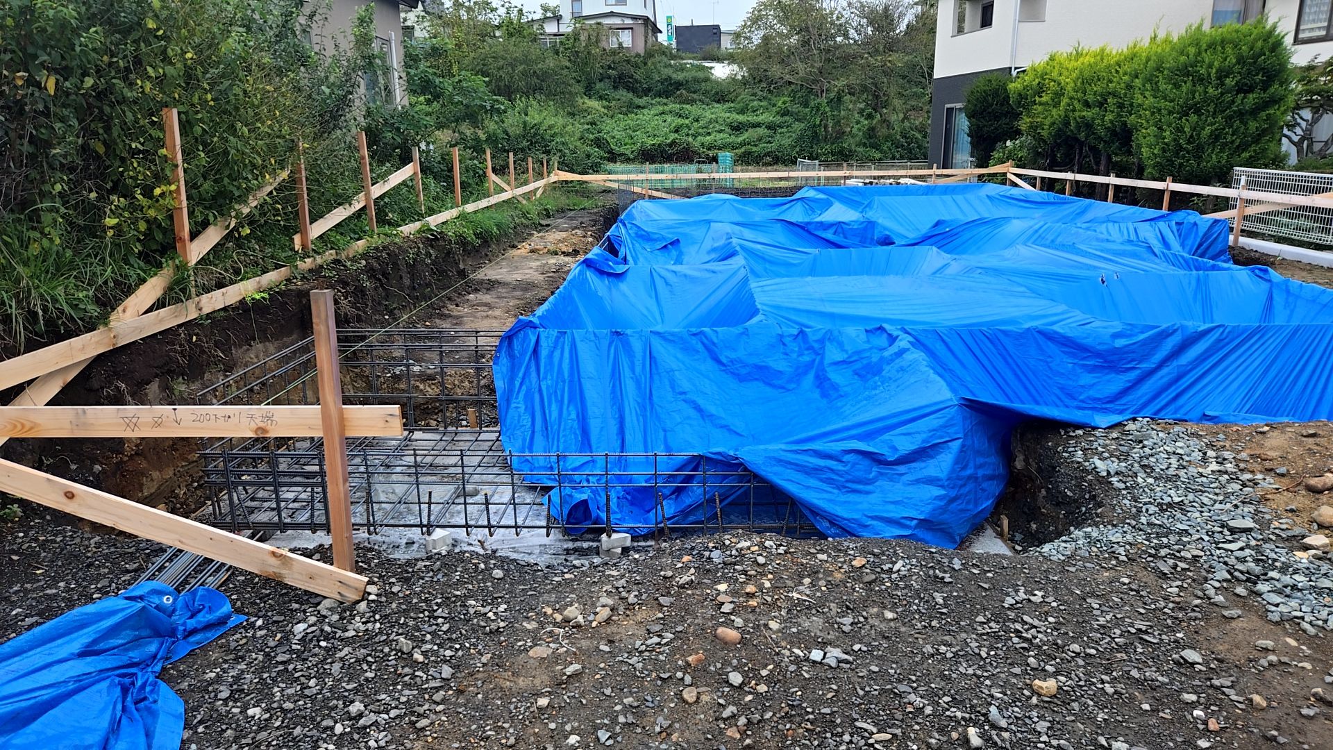 鉄筋が養生されております。