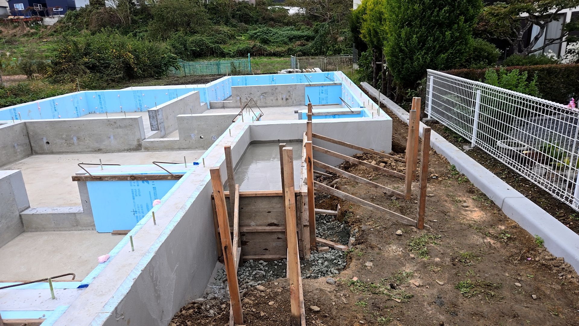 打設の際には、コンクリートの中に空隙ができないようバイブレーターを使用し施工を行っています。