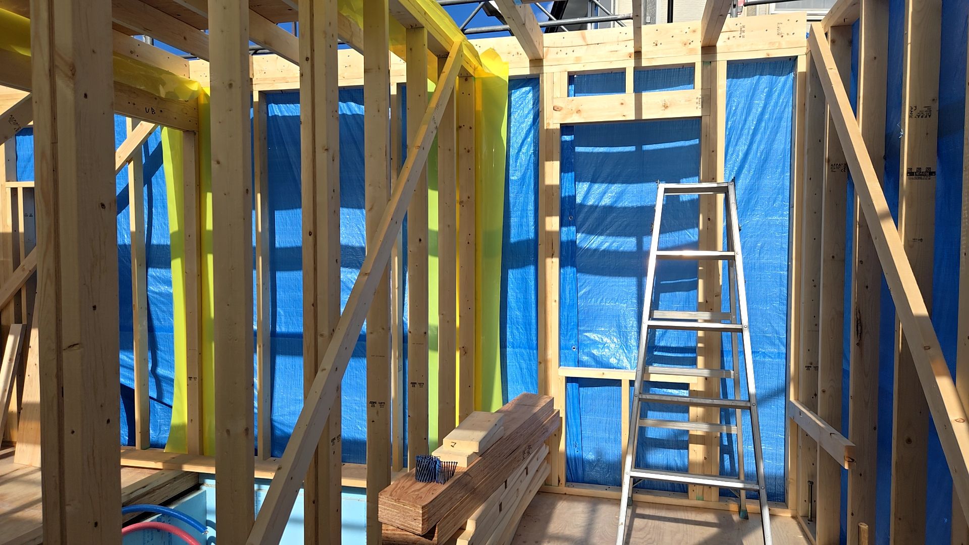 高所作業のため、ヘルメットを必ず着用しケガや事故のないよう努めています。