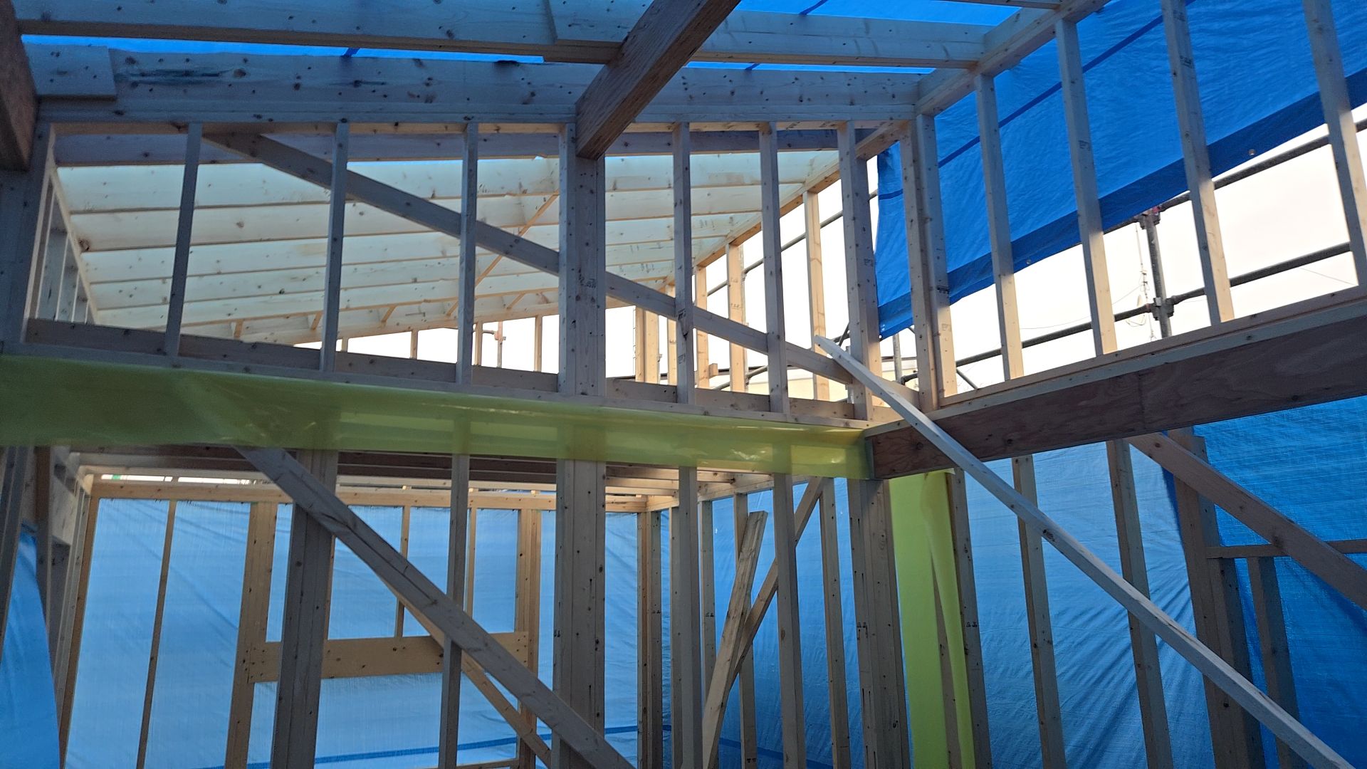 高所作業のためヘルメットや高さによってはハーネスを着用し、安全に作業を進めております。