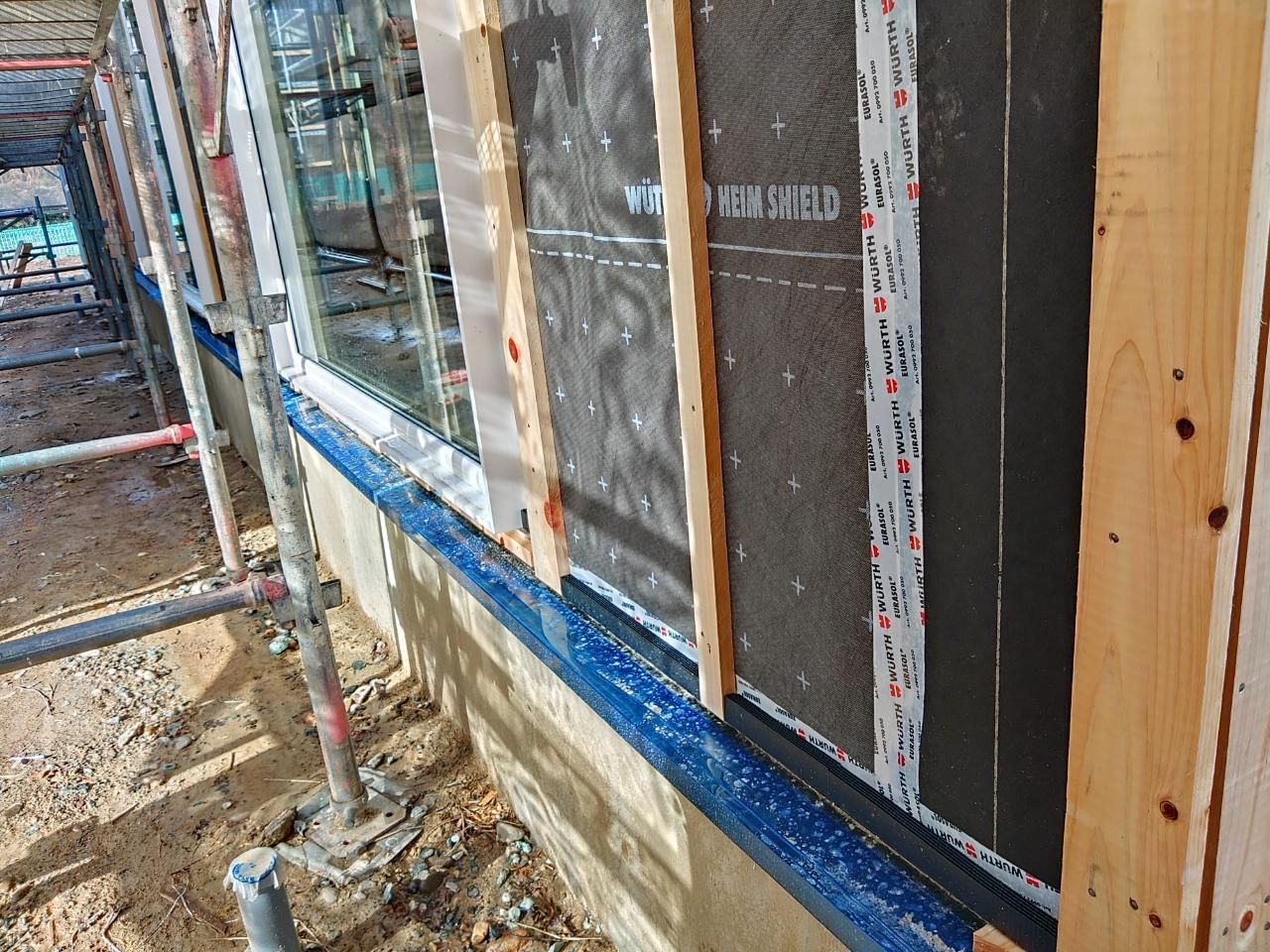 通気胴縁の施工の様子です。釘のめり込み、間隔、打ちかたに十分注意し作業が進められております。