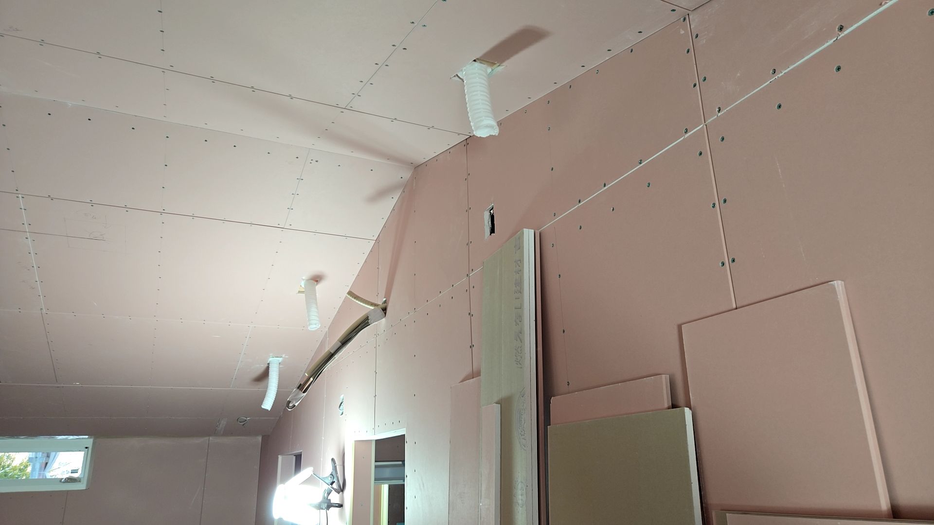 引き続き建築による造作工事が進められております。天井のボード貼りが行われている様子です。