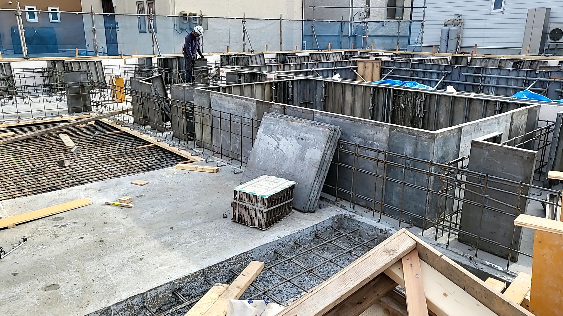 図面を確認しながら、安全に作業を進めております。