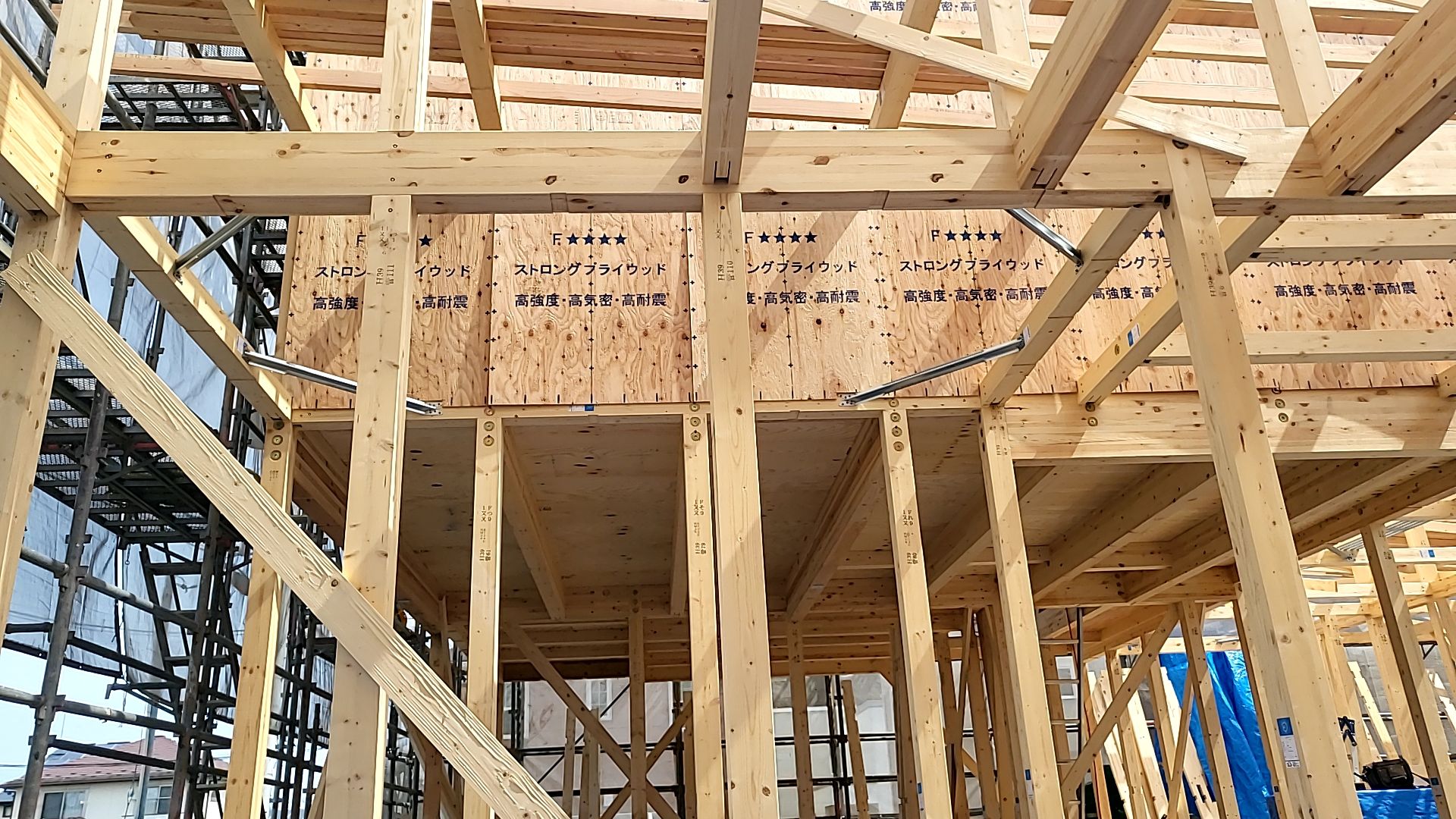 屋根と壁が取合う部分は、先に壁合板を張っていきます。