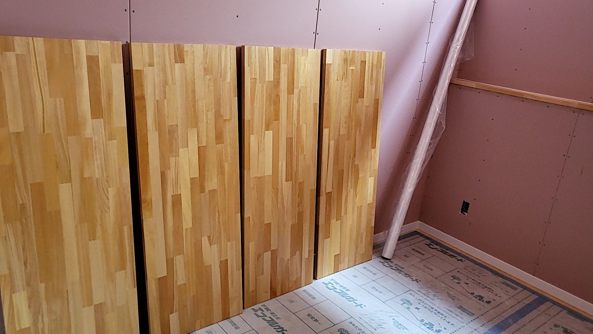 塗装業者による内部塗装が行われております。