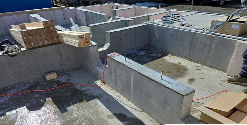 土台の下に気密土台パッキンを敷いて行きます。基礎と土台の気密性を持たせるためです。