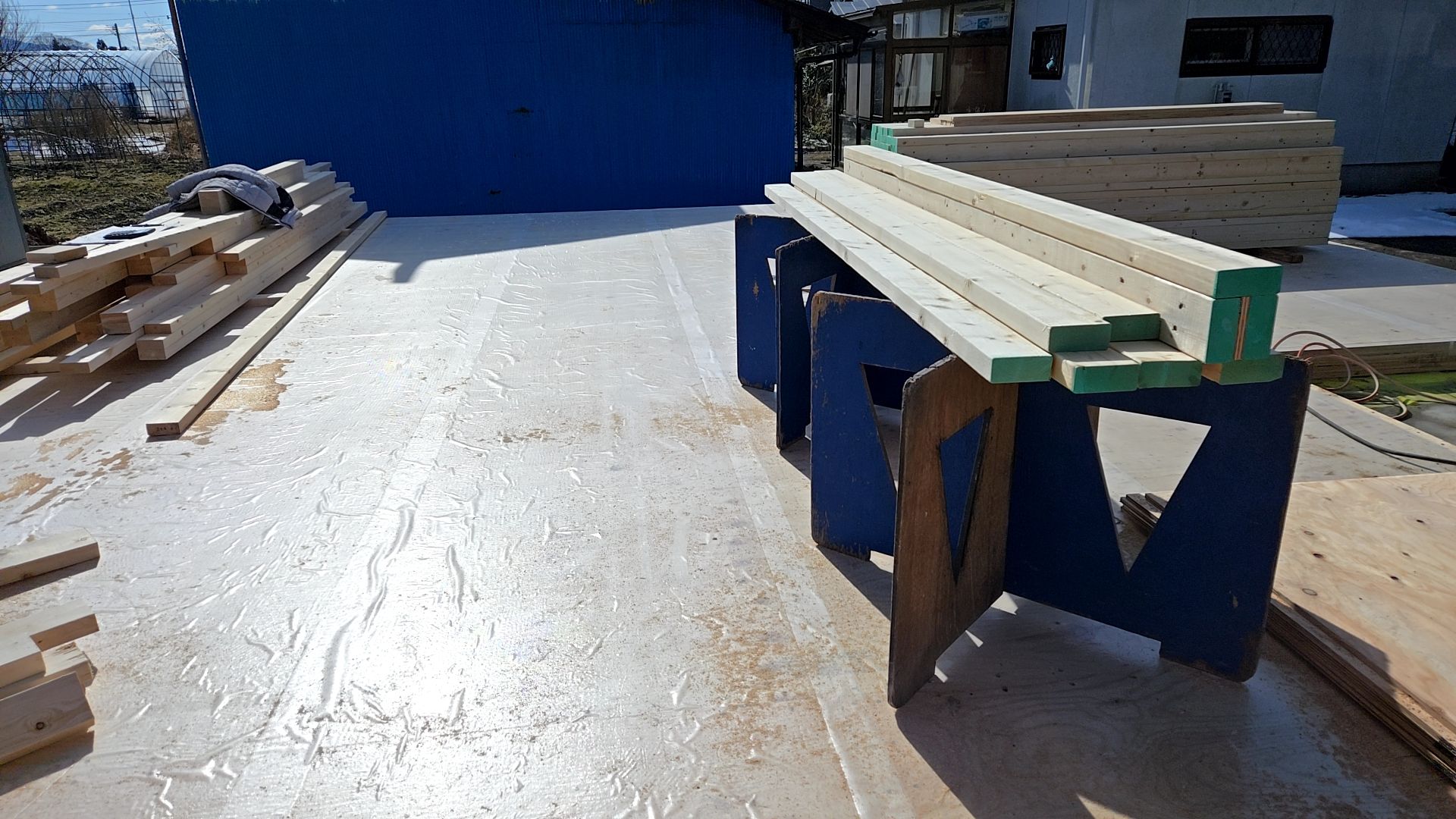 図面を確認しながら、柱を組み合わせていきます。