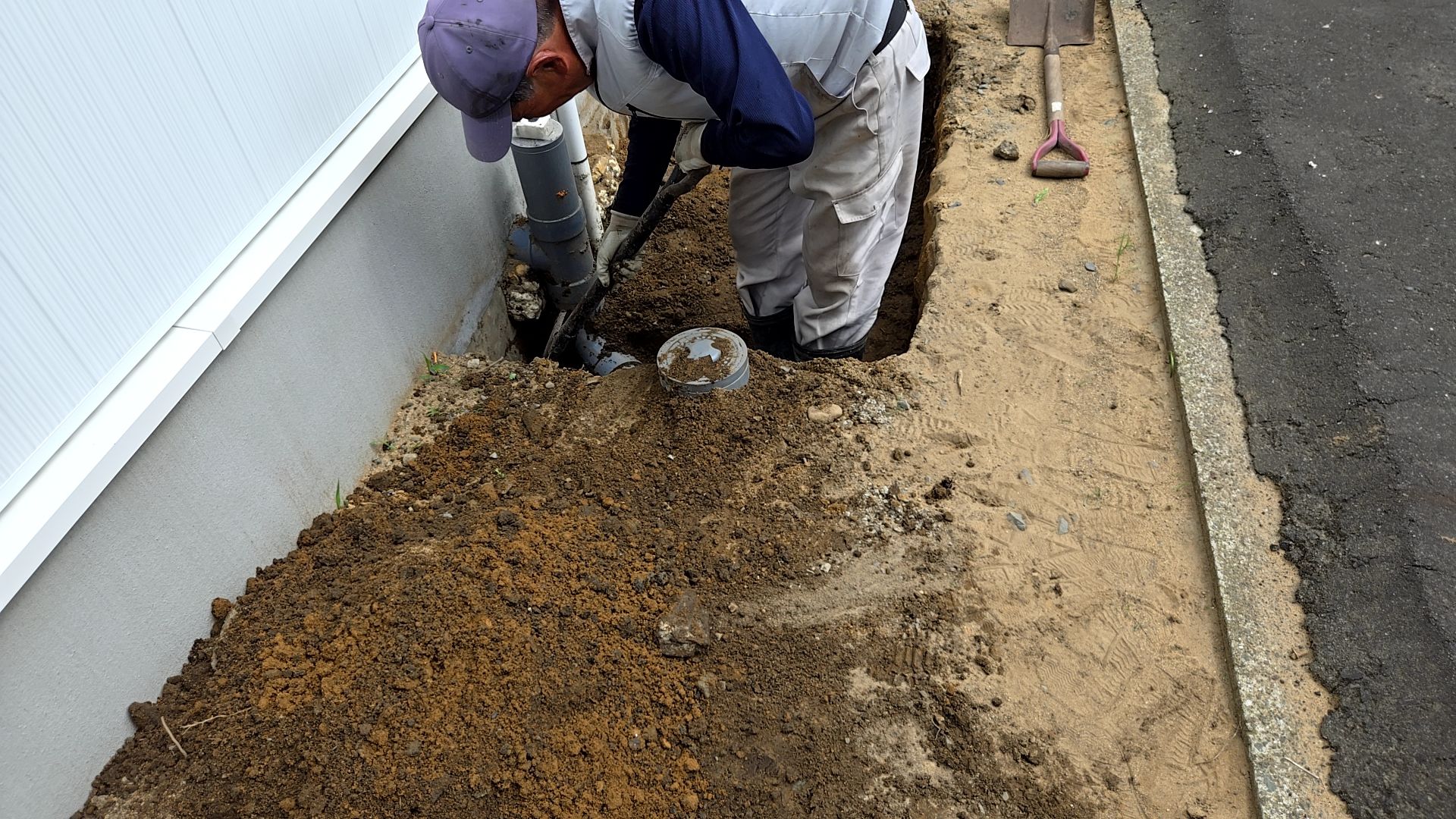 掘る深さやコンクリートの厚さに注意して施工しております。