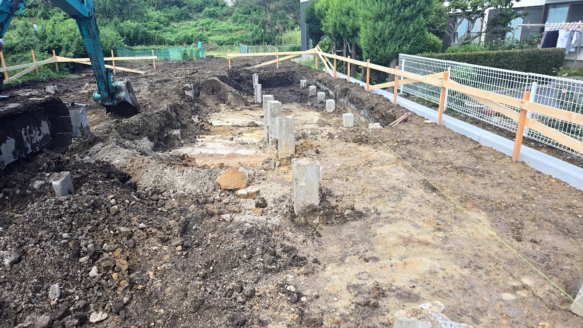 杭頭を適切な高さにカット作業を進めています。