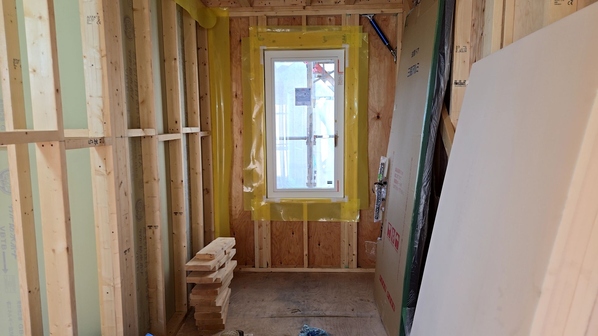 こちらの黄色いシートは、万が一外部より雨水が侵入した際に、躯体に水が直接当たらないようにするための工夫も施されています。