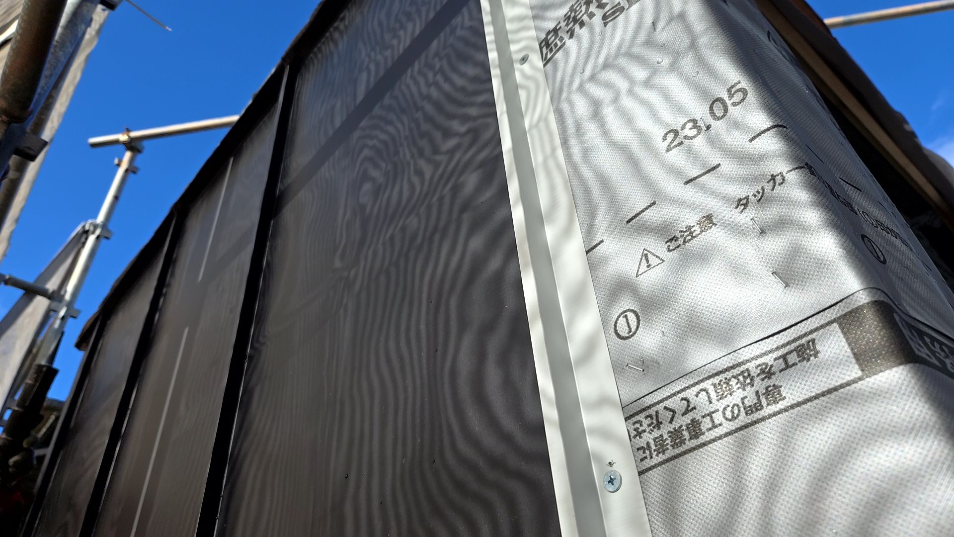 板金業者によるポーチ屋根の板金工事の様子です。納めが重要な部分にはコーキングを行い丁寧に作業を進めております。