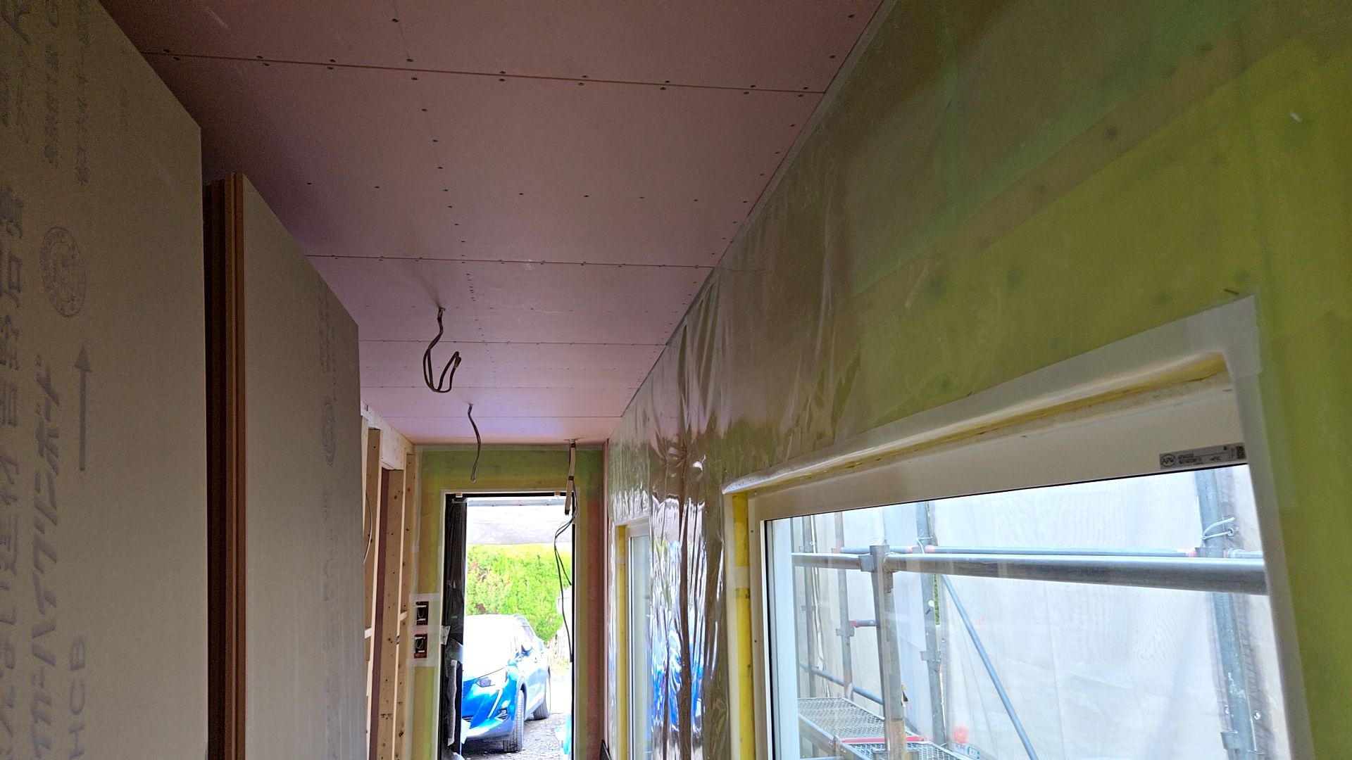 天井のボード張りが進められている様子です。図面を確認しながら正確に施工しております。