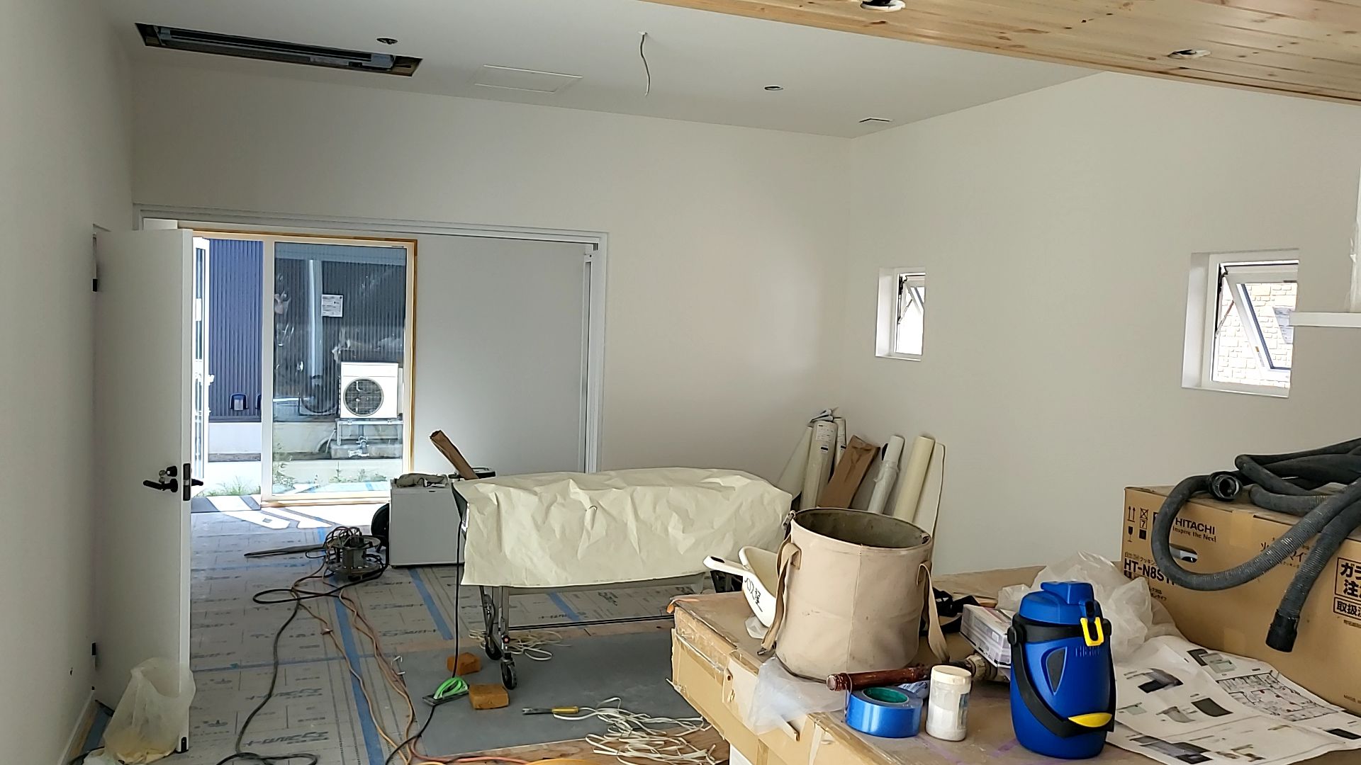 内装業者によるクロス貼りが進められております。