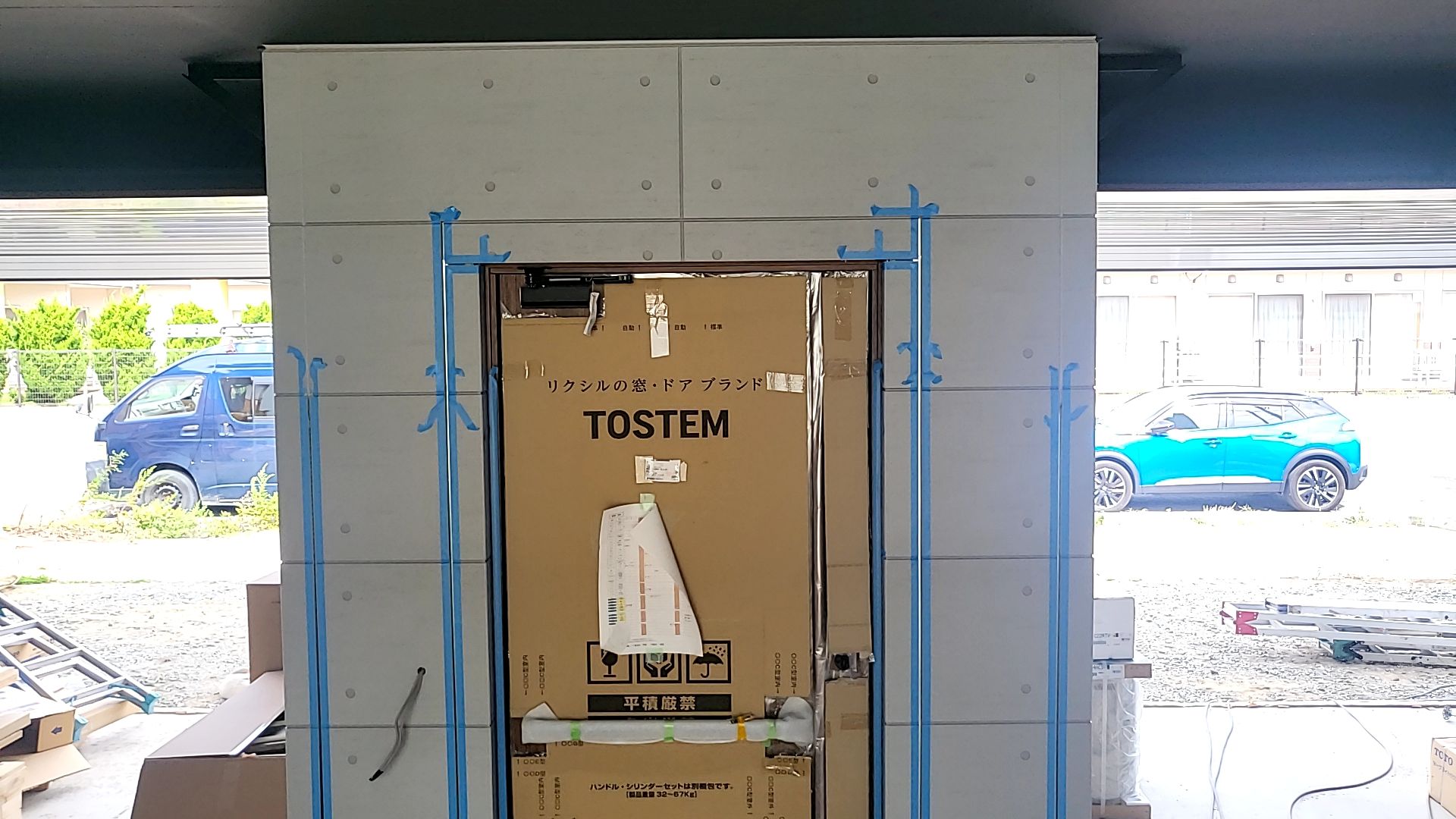 コーキング工事が行われている様子です。