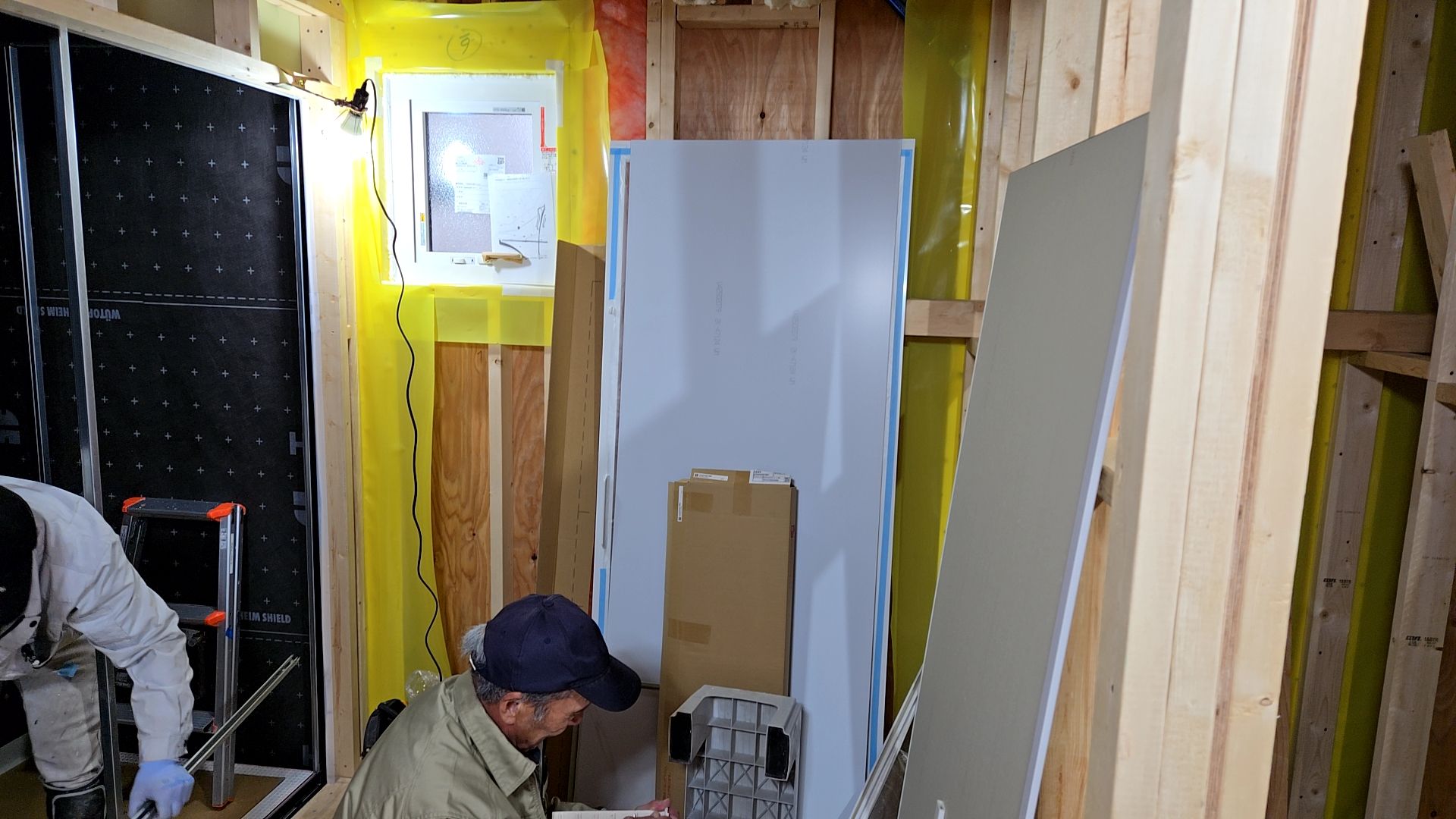 浴室が組み立てられている様子です。