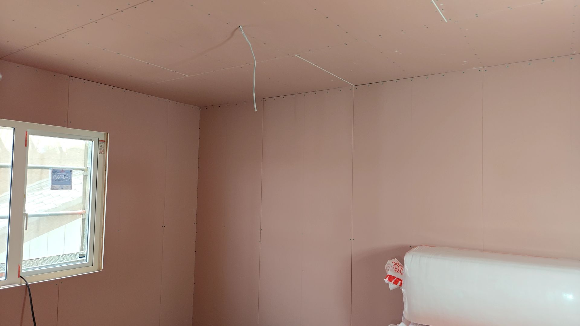 ２階の内部造作工事の様子です。