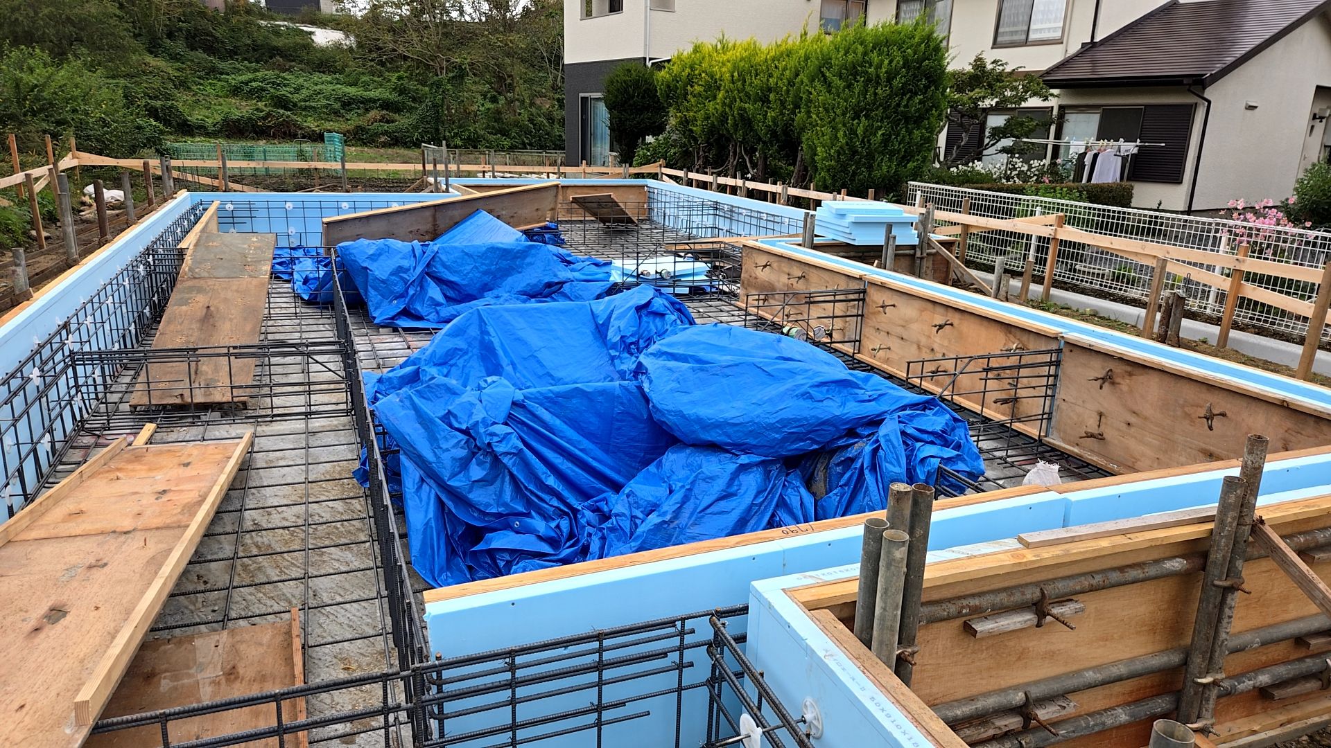 断熱材にキズなど付けないよう丁寧に施工を行っております。